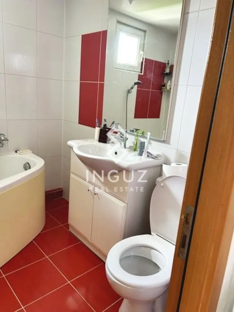 De închiriat | Apartament 3 camere | Fizicienilor | București - De închiriat | Apartament 3 camere | Fizicienilor | București Apartament spațios și bine întreținut, situat într-o zonă liniștită, ideal pentru familie. Detalii: Suprafață: 72 mp Compartimentare: decomandat Etaj: 6 / 8 Loc de parcare inclus Centrală proprie Zonă: Fizicienilor – Sector 3 Bloc situat lângă Penny Acces rapid către: Transport public Zone comerciale și servicii zilnice Facilități în apropiere: Supermarketuri, farmacii, magazine Restaurante și cafenele Condiții: Disponibil imediat Garanție: 1 lună Preț: 650 € / lună Comision: 50% +40 774 017 567 +40 724 922 092 info.inguzrealestate.com Inguz Real Estate Simplu. Rapid. Fără pierdere de timp. }}