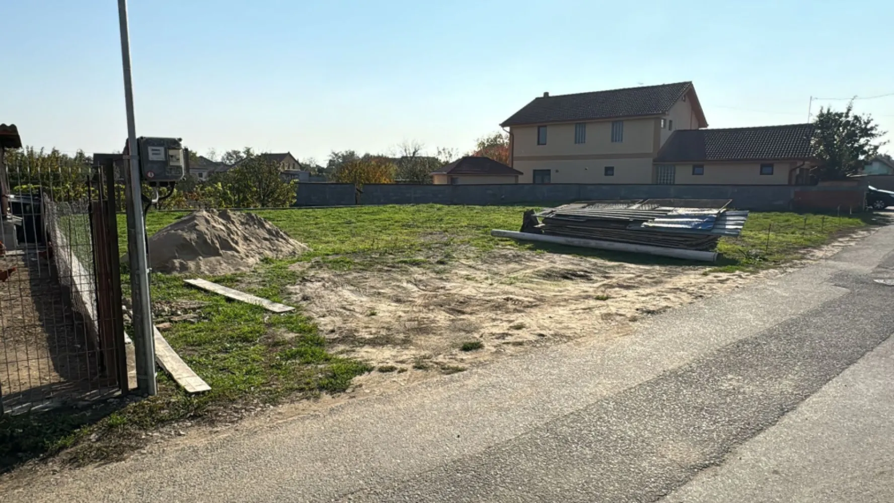 Teren intravilan com Bors, 563 mp, 32 ml front- Pret 36.000 euro neg - Teren intravilan in Bors, pe o strada linistita, asfaltata, la cateva sute de metri de soseaua Borsului. Avand o suprafata de 563 mp si un front stradal de 32 ml, ofera posibilitati multiple de constructie.. Utilitati disponibile pe proprietate: -curent, apa, canalizare, gaz Accesul este foarte facil in toate zonele importante atat comercial, agrement dar si la parcurile industriale. Pret : 36.000 euro neg Contact: Sorin Gligor Tel: 0731290032 }}