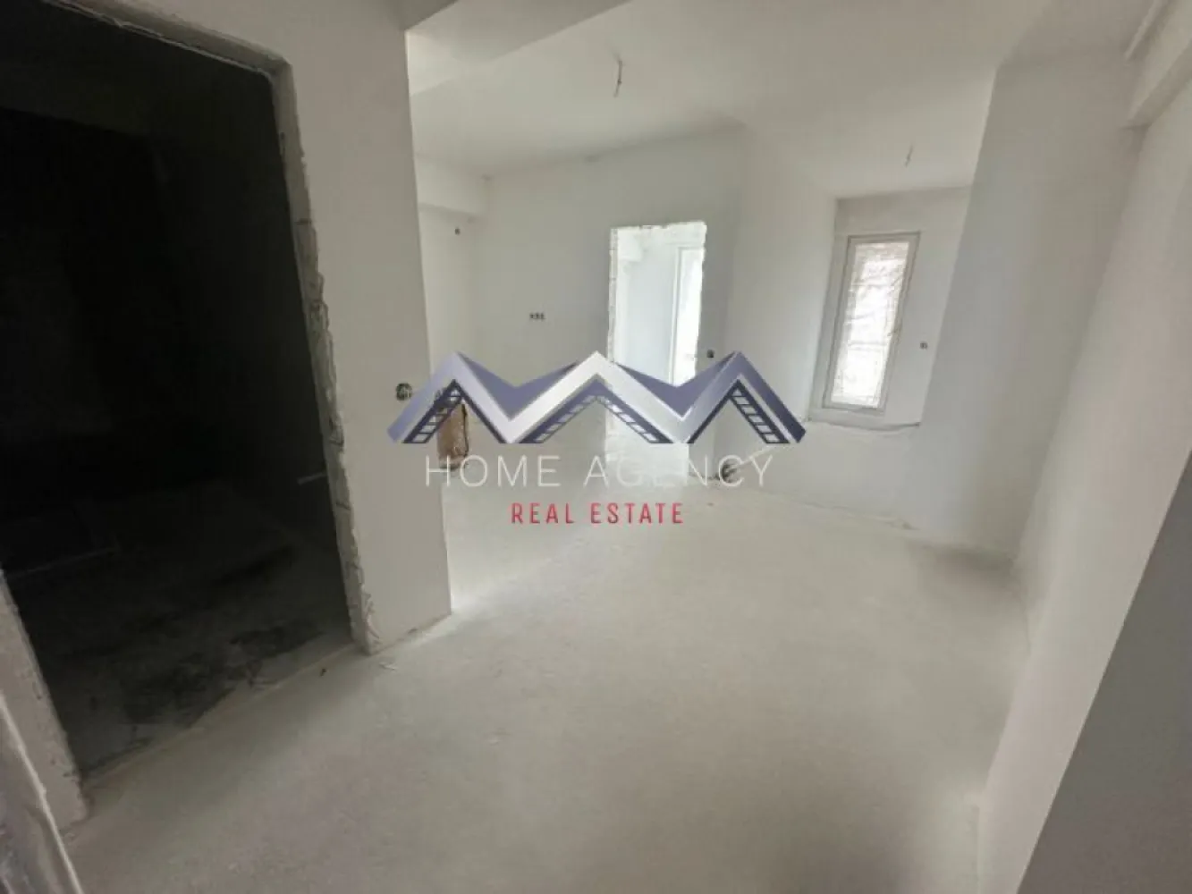 Garsonieră 35 mp, include parcare – ideal locuit/investiție - Vă propunem, spre vânzare, o garsonieră spațioasă, nouă, o alegere excelentă atât pentru o primă locuință, cât și pentru o investiție sigură, într-o zonă cu cerere constant ridicată din partea chiriașilor. Cu o suprafață utilă de 34,59 mp și un balcon de 4,81 mp, proprietatea oferă un spațiu bine proporționat, luminos și ușor de adaptat oricărui stil de amenajare. Faptul că este nemobilată reprezintă un avantaj real, permițând viitorului proprietar să o personalizeze complet sau să o pregătească rapid pentru închiriere, în funcție de obiectiv. Din punct de vedere compartimentare, beneficiază de un dormitor și o bucătărie retrasă care se poate închide, ambele cu acces spre balcon, precum și un living, o baie cu duș tip walk-in și multiple spații de depozitare. Amplasată la etajul 1 din 3, într-un ansamblu rezidențial intim, cu acces securizat, proprietatea oferă un mediu liniștit și plăcut – exact tipul de locuință căutat de chiriași. În plus, locul de parcare inclus aduce un plus de valoare și crește atractivitatea în cazul unei închirieri. Localizarea este unul dintre cele mai importante avantaje: situată în zona centrală din Otopeni, cu acces imediat la transportul în comun (Linia Albastră chiar la intrarea în complex), în apropiere de supermarketuri și centre comerciale (Mega Image, Lidl, Penny, viitoarea galerie Kaufland), dar și cu legături rapide către DN1, Aeroportul Henri Coandă și zona Pipera – puncte de interes major pentru potențialii chiriași. Prin poziționare, compartimentare și preț, această proprietate se evidențiază ca o oportunitate reală de investiție, într-o zonă în plină dezvoltare, cu randament foarte bun la închiriere. Prețul este competitiv și ușor negociabil, fără TVA. La solicitarea dumneavoastră, vă punem la dispoziție servicii de brokeraj financiar, fără costuri suplimentare, pentru identificarea celei mai avantajoase soluții de finanțare. Contactați-ne pentru mai multe detalii sau pentru a programa o vizionare – merită văzută! *Pozele sunt cu caracter orientativ. }}