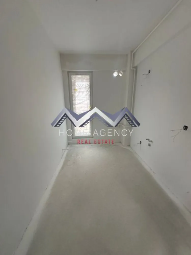 Garsonieră 35 mp, include parcare – ideal locuit/investiție - Vă propunem, spre vânzare, o garsonieră spațioasă, nouă, o alegere excelentă atât pentru o primă locuință, cât și pentru o investiție sigură, într-o zonă cu cerere constant ridicată din partea chiriașilor. Cu o suprafață utilă de 34,59 mp și un balcon de 4,81 mp, proprietatea oferă un spațiu bine proporționat, luminos și ușor de adaptat oricărui stil de amenajare. Faptul că este nemobilată reprezintă un avantaj real, permițând viitorului proprietar să o personalizeze complet sau să o pregătească rapid pentru închiriere, în funcție de obiectiv. Din punct de vedere compartimentare, beneficiază de un dormitor și o bucătărie retrasă care se poate închide, ambele cu acces spre balcon, precum și un living, o baie cu duș tip walk-in și multiple spații de depozitare. Amplasată la etajul 1 din 3, într-un ansamblu rezidențial intim, cu acces securizat, proprietatea oferă un mediu liniștit și plăcut – exact tipul de locuință căutat de chiriași. În plus, locul de parcare inclus aduce un plus de valoare și crește atractivitatea în cazul unei închirieri. Localizarea este unul dintre cele mai importante avantaje: situată în zona centrală din Otopeni, cu acces imediat la transportul în comun (Linia Albastră chiar la intrarea în complex), în apropiere de supermarketuri și centre comerciale (Mega Image, Lidl, Penny, viitoarea galerie Kaufland), dar și cu legături rapide către DN1, Aeroportul Henri Coandă și zona Pipera – puncte de interes major pentru potențialii chiriași. Prin poziționare, compartimentare și preț, această proprietate se evidențiază ca o oportunitate reală de investiție, într-o zonă în plină dezvoltare, cu randament foarte bun la închiriere. Prețul este competitiv și ușor negociabil, fără TVA. La solicitarea dumneavoastră, vă punem la dispoziție servicii de brokeraj financiar, fără costuri suplimentare, pentru identificarea celei mai avantajoase soluții de finanțare. Contactați-ne pentru mai multe detalii sau pentru a programa o vizionare – merită văzută! *Pozele sunt cu caracter orientativ. }}