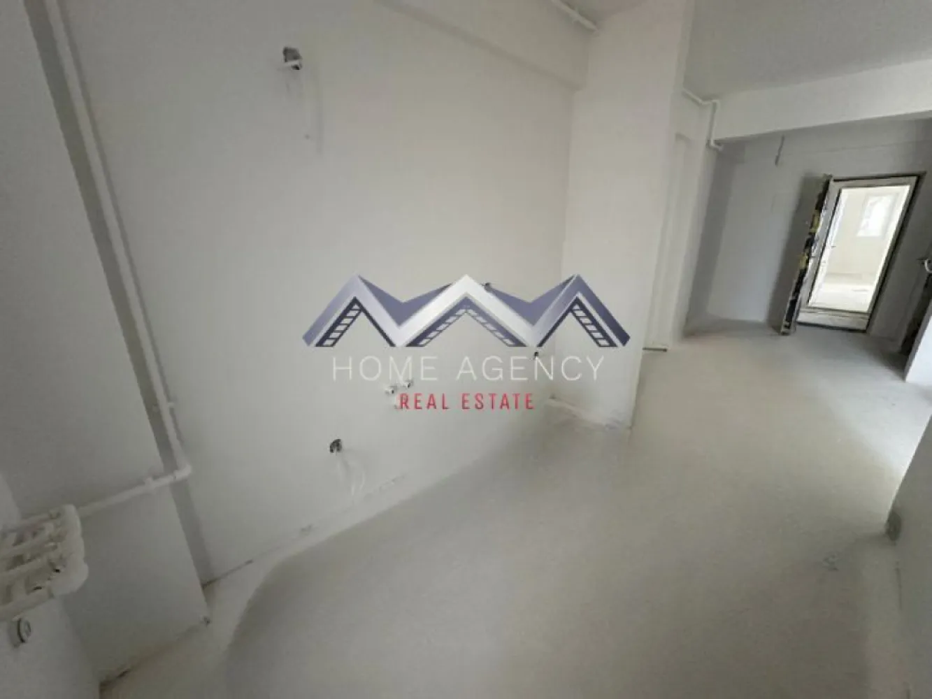 Garsonieră 35 mp, include parcare – ideal locuit/investiție - Vă propunem, spre vânzare, o garsonieră spațioasă, nouă, o alegere excelentă atât pentru o primă locuință, cât și pentru o investiție sigură, într-o zonă cu cerere constant ridicată din partea chiriașilor. Cu o suprafață utilă de 34,59 mp și un balcon de 4,81 mp, proprietatea oferă un spațiu bine proporționat, luminos și ușor de adaptat oricărui stil de amenajare. Faptul că este nemobilată reprezintă un avantaj real, permițând viitorului proprietar să o personalizeze complet sau să o pregătească rapid pentru închiriere, în funcție de obiectiv. Din punct de vedere compartimentare, beneficiază de un dormitor și o bucătărie retrasă care se poate închide, ambele cu acces spre balcon, precum și un living, o baie cu duș tip walk-in și multiple spații de depozitare. Amplasată la etajul 1 din 3, într-un ansamblu rezidențial intim, cu acces securizat, proprietatea oferă un mediu liniștit și plăcut – exact tipul de locuință căutat de chiriași. În plus, locul de parcare inclus aduce un plus de valoare și crește atractivitatea în cazul unei închirieri. Localizarea este unul dintre cele mai importante avantaje: situată în zona centrală din Otopeni, cu acces imediat la transportul în comun (Linia Albastră chiar la intrarea în complex), în apropiere de supermarketuri și centre comerciale (Mega Image, Lidl, Penny, viitoarea galerie Kaufland), dar și cu legături rapide către DN1, Aeroportul Henri Coandă și zona Pipera – puncte de interes major pentru potențialii chiriași. Prin poziționare, compartimentare și preț, această proprietate se evidențiază ca o oportunitate reală de investiție, într-o zonă în plină dezvoltare, cu randament foarte bun la închiriere. Prețul este competitiv și ușor negociabil, fără TVA. La solicitarea dumneavoastră, vă punem la dispoziție servicii de brokeraj financiar, fără costuri suplimentare, pentru identificarea celei mai avantajoase soluții de finanțare. Contactați-ne pentru mai multe detalii sau pentru a programa o vizionare – merită văzută! *Pozele sunt cu caracter orientativ. }}