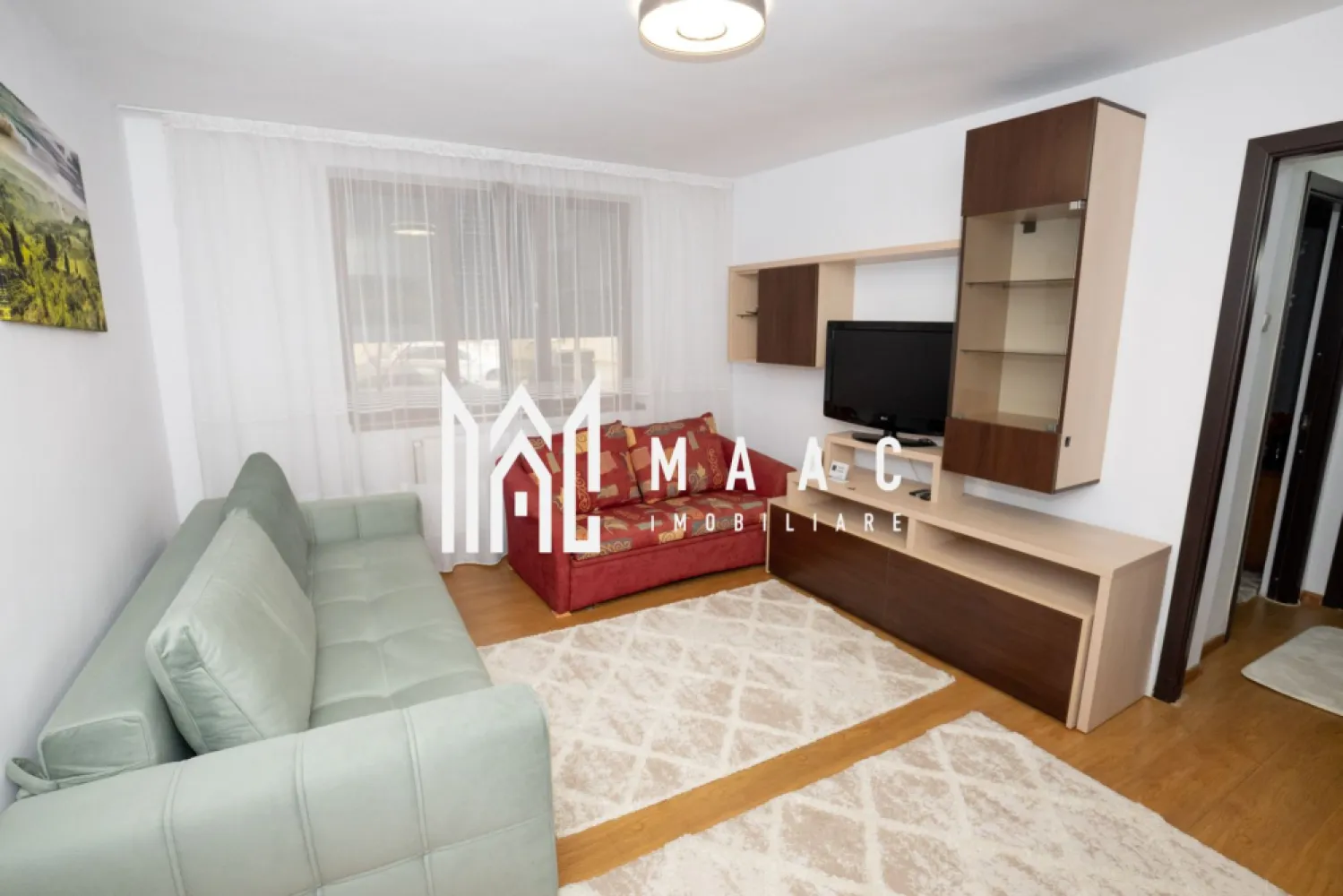 Apartament 2 camere Parter | Zona Centrala - ID CP3005832 – Apartament 2 camere, parter, str. Dacia – ideal locuință sau spațiu comercial | MAAC IMOBILIARE MAAC IMOBILIARE vă propune spre vânzare un apartament cu 2 camere, situat la parter, pe strada Dacia din Râmnicu Vâlcea, într-o zonă intens circulată, cu multiple spații comerciale la parter – ideal atât pentru locuit, cât și pentru desfășurarea unei activități comerciale (cu obținerea avizelor necesare). Suprafață: 46 mp Compartimentare: semidecomandat Poziționare excelentă, cu deschidere directă la strada Dacia Compartimentare: Living Dormitor Bucătărie Baie (cu geam pentru aerisire) Balcon Dotări și beneficii: Renovare integrală Centrală termică proprie Baie complet renovată, cu duș încastrat Se vinde mobilat și utilat, exact ca în fotografii Disponibil imediat Apartamentul este îngrijit și gata de locuit, fără a necesita investiții suplimentare. Datorită poziției stradale și a vadului comercial foarte bun, proprietatea reprezintă o oportunitate excelentă pentru birou, salon, cabinet sau alte activități comerciale. Pentru mai multe detalii și programarea unei vizionări, contactați MAAC IMOBILIARE și menționați codul CP3005832. }}