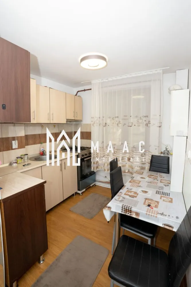 Apartament 2 camere Parter | Zona Centrala - ID CP3005832 – Apartament 2 camere, parter, str. Dacia – ideal locuință sau spațiu comercial | MAAC IMOBILIARE MAAC IMOBILIARE vă propune spre vânzare un apartament cu 2 camere, situat la parter, pe strada Dacia din Râmnicu Vâlcea, într-o zonă intens circulată, cu multiple spații comerciale la parter – ideal atât pentru locuit, cât și pentru desfășurarea unei activități comerciale (cu obținerea avizelor necesare). Suprafață: 46 mp Compartimentare: semidecomandat Poziționare excelentă, cu deschidere directă la strada Dacia Compartimentare: Living Dormitor Bucătărie Baie (cu geam pentru aerisire) Balcon Dotări și beneficii: Renovare integrală Centrală termică proprie Baie complet renovată, cu duș încastrat Se vinde mobilat și utilat, exact ca în fotografii Disponibil imediat Apartamentul este îngrijit și gata de locuit, fără a necesita investiții suplimentare. Datorită poziției stradale și a vadului comercial foarte bun, proprietatea reprezintă o oportunitate excelentă pentru birou, salon, cabinet sau alte activități comerciale. Pentru mai multe detalii și programarea unei vizionări, contactați MAAC IMOBILIARE și menționați codul CP3005832. }}