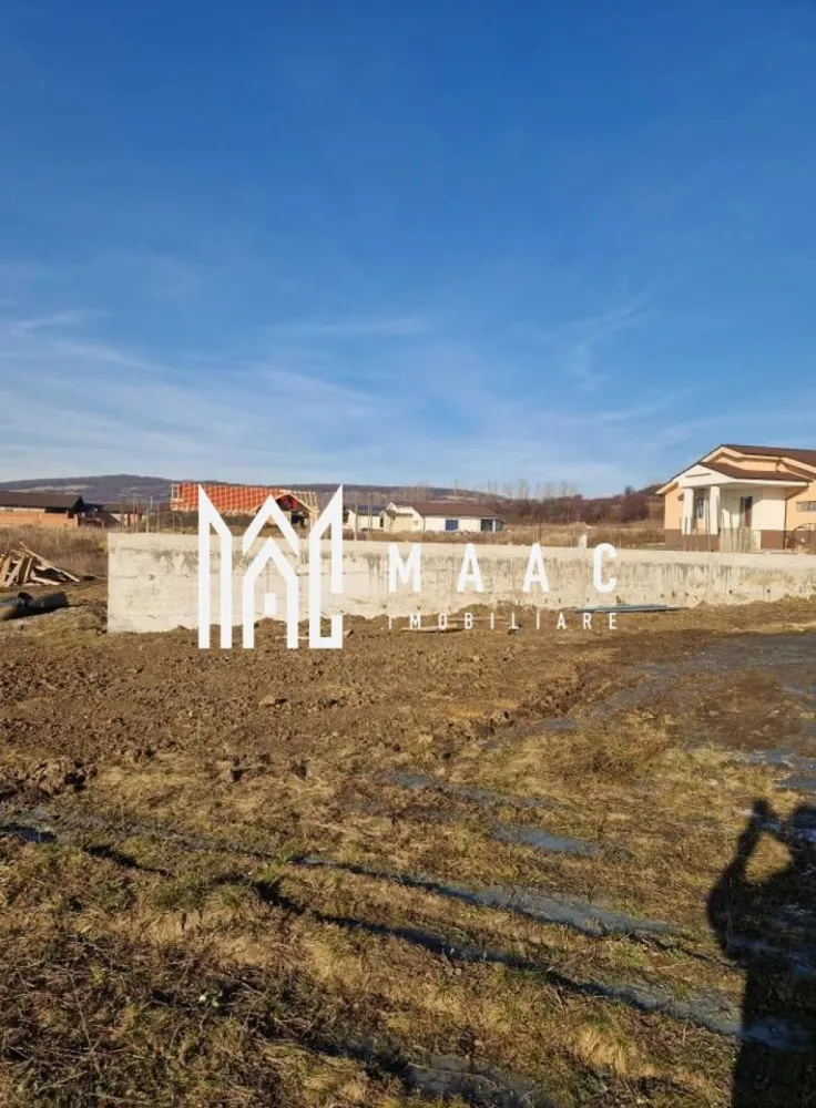 Teren 592 mp | Fundație | Autorizații la zi | Panoramă superbă-Zorabia - Maac Imobiliare prezintă spre vânzare un teren ideal pentru construcție, situat la doar 4 km de Sibiu, într-o zonă liniștită, cu o priveliște deosebită asupra orașului. Proprietatea are o suprafață de 592 mp și beneficiază de fundație deja realizată în anul 2025, precum și de toate autorizațiile necesare la zi, ceea ce oferă avantajul începerii rapide a construcției. Proiectul existent este conceput pentru o locuință modernă, desfășurată pe un singur nivel, cu o suprafață construită de 234,33 mp, compartimentată eficient astfel: 2 dormitoare 3 băi dressing generos cameră tehnică cămară bucătărie open-space cu living terasă orientată spre panorama Sibiului 2 garaje Terenul este ideal pentru cei care își doresc liniște, aer curat și o priveliște spectaculoasă, dar și acces rapid către oraș. Avantaje: fundație deja realizată – economie de timp și costuri proiect modern inclus autorizații complete zonă în dezvoltare vedere panoramică asupra Sibiului Pentru mai multe detalii, precizați telefonic că ați văzut anunțul cu ID: CP2906556 }}
