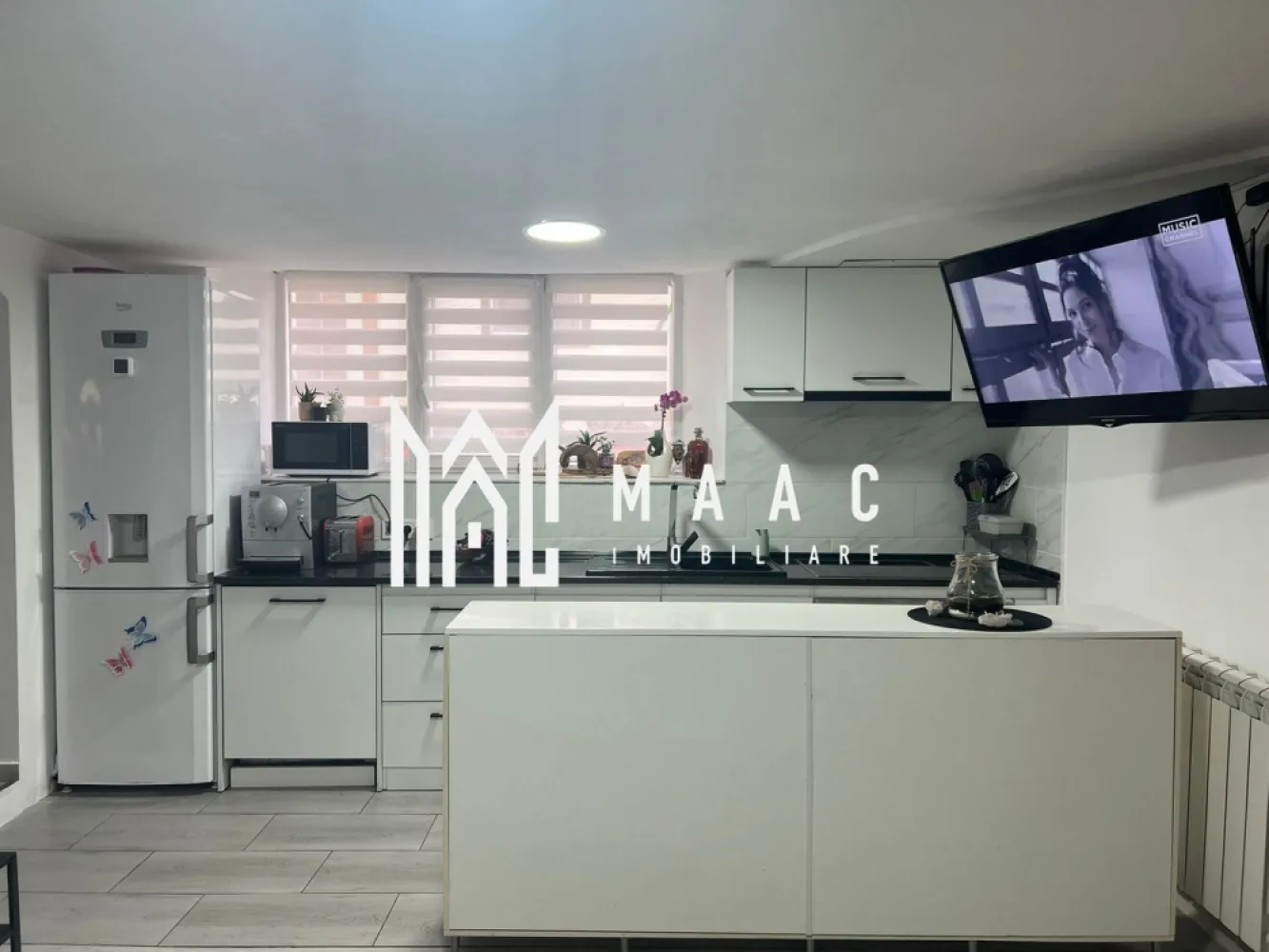 Apartament 3 camere | 47 mp | Cisnădie | Zonă centrală - MAAC Imobiliare vă propune spre vânzare un apartament modern cu 3 camere, situat la parter, cu o suprafață utilă de 47 mp, ideal atât pentru locuință personală, cât și pentru investiție. Un mare avantaj al acestei proprietăți este curtea proprie, perfectă pentru relaxare, petrecerea timpului liber sau amenajarea unui spațiu verde după propriul gust. Compartimentare: Living luminos, open-space 2 dormitoare Bucătărie complet utilată Baie modernă Acces direct către curtea privată Locuința este complet utilată și mobilată, fiind pregătită pentru mutare imediată. Dotări și echipamente: Mașină de spălat vase Sharp Cuptor și plită electrică vitroceramică Bosch Hotă incorporată Combină frigorifică Beko Mașină de spălat haine Whirlpool Uscător de haine Klarstein Centrală termică în condensare Daikin Radiatoare din aluminiu Șemineu funcțional de 40 kW, cu recuperare de căldură Sistem de iluminat LED ultra slim, încorporat în tavan Apartamentul se remarcă prin eficiență energetică ridicată, confort sporit și un design modern, fiind alegerea ideală pentru cei care își doresc intimitate și acces la un spațiu exterior propriu. Pentru mai multe detalii sau pentru programarea unei vizionări, vă rugăm să ne contactați, specificând ID:CP3005900 }}