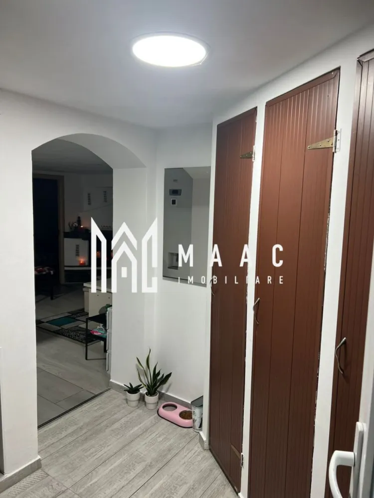 Apartament 3 camere | 47 mp | Cisnădie | Zonă centrală - MAAC Imobiliare vă propune spre vânzare un apartament modern cu 3 camere, situat la parter, cu o suprafață utilă de 47 mp, ideal atât pentru locuință personală, cât și pentru investiție. Un mare avantaj al acestei proprietăți este curtea proprie, perfectă pentru relaxare, petrecerea timpului liber sau amenajarea unui spațiu verde după propriul gust. Compartimentare: Living luminos, open-space 2 dormitoare Bucătărie complet utilată Baie modernă Acces direct către curtea privată Locuința este complet utilată și mobilată, fiind pregătită pentru mutare imediată. Dotări și echipamente: Mașină de spălat vase Sharp Cuptor și plită electrică vitroceramică Bosch Hotă incorporată Combină frigorifică Beko Mașină de spălat haine Whirlpool Uscător de haine Klarstein Centrală termică în condensare Daikin Radiatoare din aluminiu Șemineu funcțional de 40 kW, cu recuperare de căldură Sistem de iluminat LED ultra slim, încorporat în tavan Apartamentul se remarcă prin eficiență energetică ridicată, confort sporit și un design modern, fiind alegerea ideală pentru cei care își doresc intimitate și acces la un spațiu exterior propriu. Pentru mai multe detalii sau pentru programarea unei vizionări, vă rugăm să ne contactați, specificând ID:CP3005900 }}