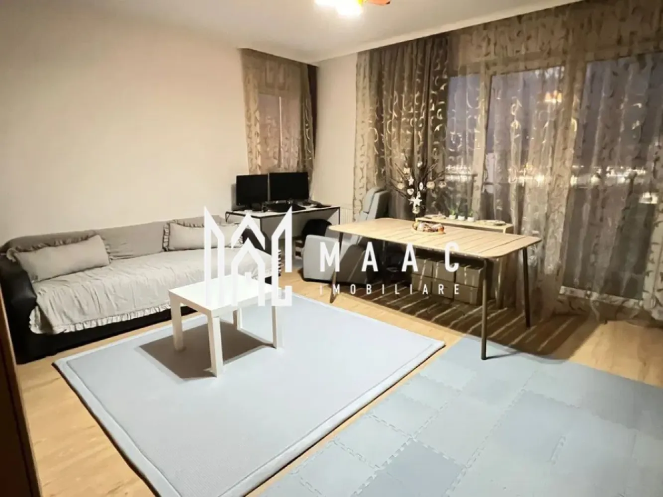 Apartament 2 camere | Balcon | Boxa | 55 MPU | Avantgarden - MAAC Imobiliare va prezinta un apartament cu 2 camere în ansamblul rezidențial Avantgarden 3 cu, situat la etajul 6 din 8 al unui imobil nou, construit în 2017, dotat cu lift și administrat corespunzător. Detalii generale: Compartimentare decomandată, orientare estică, vedere panoramică spre oraș. Finisaje moderne, pardoseli din parchet și gresie, încălzire prin centrală proprie. Ferestre mari, lumină naturală pe tot parcursul zilei. Compartimentare interioară Hol de acces cu separare către toate încăperile. Bucătărie separată, complet mobilată și utilată (inclusiv mașină de spălat vase, cuptor, plită, hotă). Baie cu cadă și fereastră. Living luminos, cu acces pe balcon. Dormitor confortabil si mobilat. Locație și avantaje Ansamblu rezidențial cu infrastructură completă. În apropiere: restaurante, magazine, Shopping City Sibiu, școli, grădinițe și stații de transport. Acces rapid către centrul orașului și zonele comerciale. Disponibilitate Apartament liber, pregătit pentru mutare imediată. Pentru mai multe detalii precizati telefonic ca ati vazut anuntul cu ID: CP2813335 }}