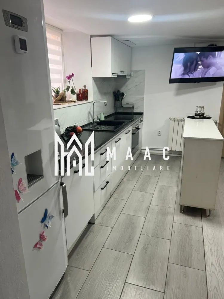 Apartament 3 camere | 47 mp | Cisnădie | Zonă centrală - MAAC Imobiliare vă propune spre vânzare un apartament modern cu 3 camere, situat la parter, cu o suprafață utilă de 47 mp, ideal atât pentru locuință personală, cât și pentru investiție. Un mare avantaj al acestei proprietăți este curtea proprie, perfectă pentru relaxare, petrecerea timpului liber sau amenajarea unui spațiu verde după propriul gust. Compartimentare: Living luminos, open-space 2 dormitoare Bucătărie complet utilată Baie modernă Acces direct către curtea privată Locuința este complet utilată și mobilată, fiind pregătită pentru mutare imediată. Dotări și echipamente: Mașină de spălat vase Sharp Cuptor și plită electrică vitroceramică Bosch Hotă incorporată Combină frigorifică Beko Mașină de spălat haine Whirlpool Uscător de haine Klarstein Centrală termică în condensare Daikin Radiatoare din aluminiu Șemineu funcțional de 40 kW, cu recuperare de căldură Sistem de iluminat LED ultra slim, încorporat în tavan Apartamentul se remarcă prin eficiență energetică ridicată, confort sporit și un design modern, fiind alegerea ideală pentru cei care își doresc intimitate și acces la un spațiu exterior propriu. Pentru mai multe detalii sau pentru programarea unei vizionări, vă rugăm să ne contactați, specificând ID:CP3005900 }}