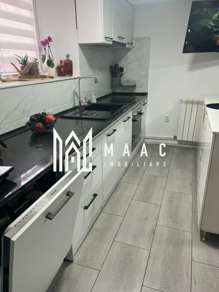 Apartament 3 camere | 47 mp | Cisnădie | Zonă centrală - MAAC Imobiliare vă propune spre vânzare un apartament modern cu 3 camere, situat la parter, cu o suprafață utilă de 47 mp, ideal atât pentru locuință personală, cât și pentru investiție. Un mare avantaj al acestei proprietăți este curtea proprie, perfectă pentru relaxare, petrecerea timpului liber sau amenajarea unui spațiu verde după propriul gust. Compartimentare: Living luminos, open-space 2 dormitoare Bucătărie complet utilată Baie modernă Acces direct către curtea privată Locuința este complet utilată și mobilată, fiind pregătită pentru mutare imediată. Dotări și echipamente: Mașină de spălat vase Sharp Cuptor și plită electrică vitroceramică Bosch Hotă incorporată Combină frigorifică Beko Mașină de spălat haine Whirlpool Uscător de haine Klarstein Centrală termică în condensare Daikin Radiatoare din aluminiu Șemineu funcțional de 40 kW, cu recuperare de căldură Sistem de iluminat LED ultra slim, încorporat în tavan Apartamentul se remarcă prin eficiență energetică ridicată, confort sporit și un design modern, fiind alegerea ideală pentru cei care își doresc intimitate și acces la un spațiu exterior propriu. Pentru mai multe detalii sau pentru programarea unei vizionări, vă rugăm să ne contactați, specificând ID:CP3005900 }}
