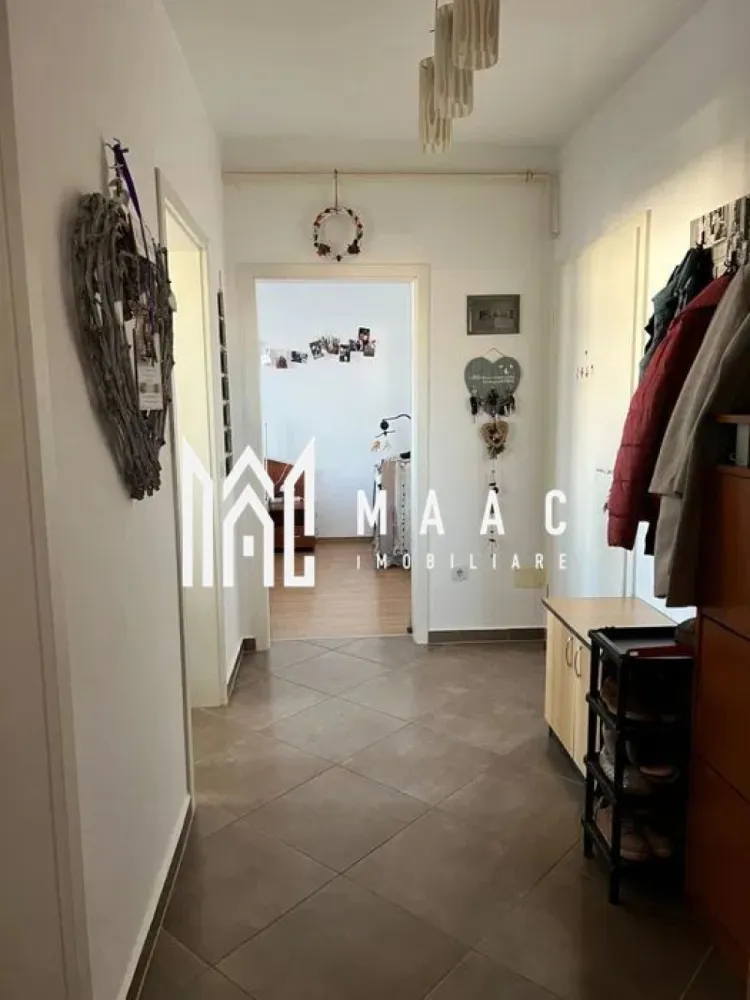 Apartament 2 camere | Balcon | Boxa | 55 MPU | Avantgarden - MAAC Imobiliare va prezinta un apartament cu 2 camere în ansamblul rezidențial Avantgarden 3 cu, situat la etajul 6 din 8 al unui imobil nou, construit în 2017, dotat cu lift și administrat corespunzător. Detalii generale: Compartimentare decomandată, orientare estică, vedere panoramică spre oraș. Finisaje moderne, pardoseli din parchet și gresie, încălzire prin centrală proprie. Ferestre mari, lumină naturală pe tot parcursul zilei. Compartimentare interioară Hol de acces cu separare către toate încăperile. Bucătărie separată, complet mobilată și utilată (inclusiv mașină de spălat vase, cuptor, plită, hotă). Baie cu cadă și fereastră. Living luminos, cu acces pe balcon. Dormitor confortabil si mobilat. Locație și avantaje Ansamblu rezidențial cu infrastructură completă. În apropiere: restaurante, magazine, Shopping City Sibiu, școli, grădinițe și stații de transport. Acces rapid către centrul orașului și zonele comerciale. Disponibilitate Apartament liber, pregătit pentru mutare imediată. Pentru mai multe detalii precizati telefonic ca ati vazut anuntul cu ID: CP2813335 }}