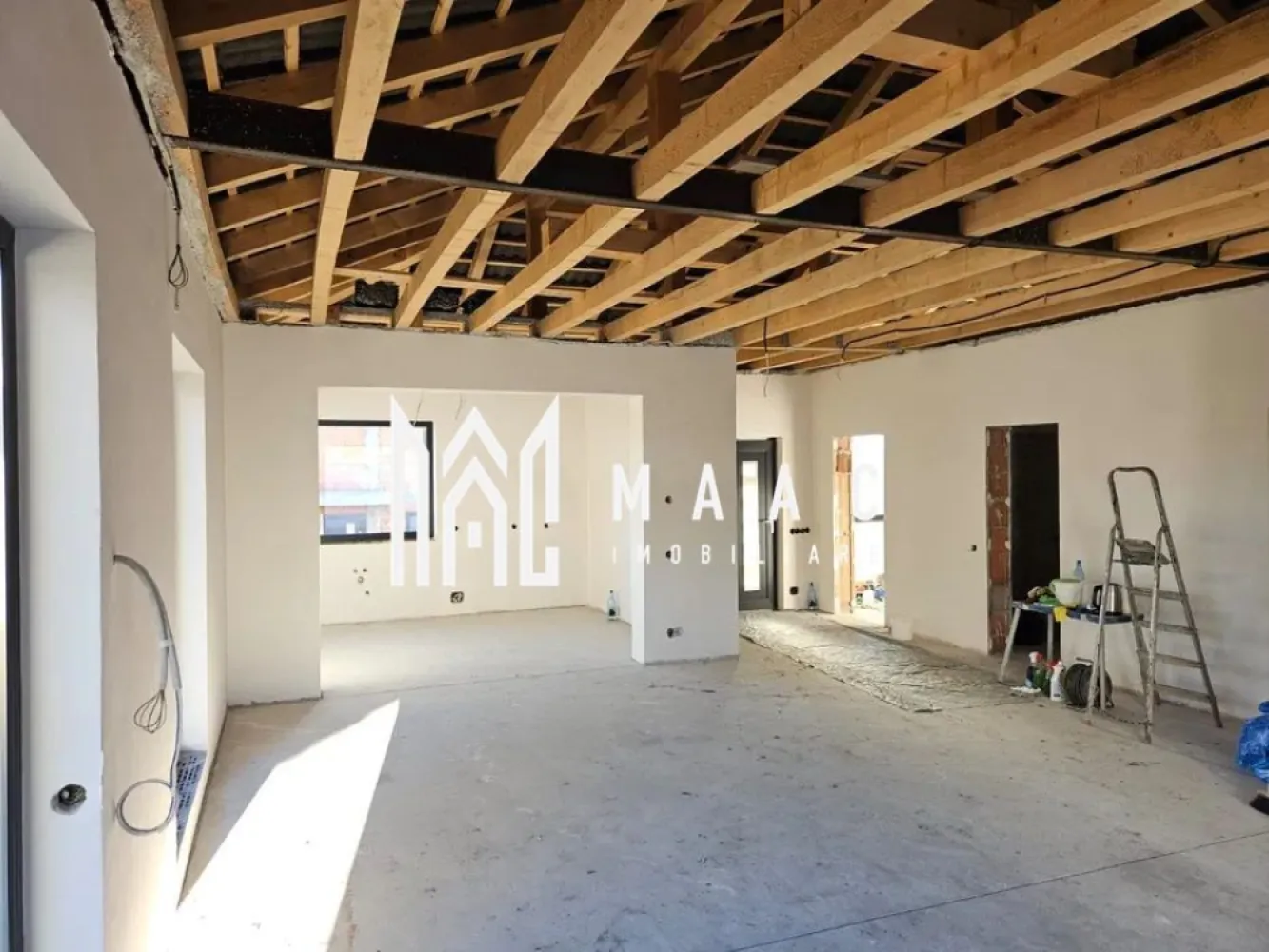 Casa individuala | 120 MPU | Sura Mare - MAAC Imobiliare vă propune spre vânzare o casă modernă, desfășurată pe un singur nivel, situată în zona Colina – Șura Mare, la mai puțin de 4 km de Sibiu, într-un cartier nou, aerisit și liniștit – alegerea ideală pentru familiile care își doresc confort, intimitate și acces rapid către oraș. Detalii proprietate: Suprafață utilă: 120 mp Terasă generoasă, perfectă pentru momente de relaxare în aer liber Curte cu zonă de barbeque Loc de parcare amenajat in fata casei Compartimentare eficientă și luminoasă: Living spațios și luminos, cu ferestre mari și acces direct către terasă Bucătărie generoasă, cu geamuri ample și priveliște deschisă 3 dormitoare confortabile, ideale pentru familie sau birou 3 băi 2 dressinguri Cameră tehnică practică Avantaje și locație: Zonă rezidențială aerisită, cu intimitate și liniște Acces rapid către oraș – doar câteva minute până în Sibiu În apropiere de stație de autobuz, centre comerciale precum Jumbo și Hornbach, restaurante, școli, grădinițe și farmacii Această proprietate oferă echilibrul perfect între confort modern, spațiu generos și liniștea unei zone rezidențiale sigure — un cămin primitor, pregătit să devină „acasă”. Pentru mai multe detalii sau pentru a programa o vizionare, va rugam specificati ID:CP2826665 }}