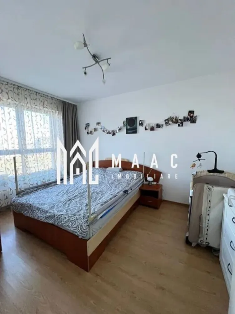 Apartament 2 camere | Balcon | Boxa | 55 MPU | Avantgarden - MAAC Imobiliare va prezinta un apartament cu 2 camere în ansamblul rezidențial Avantgarden 3 cu, situat la etajul 6 din 8 al unui imobil nou, construit în 2017, dotat cu lift și administrat corespunzător. Detalii generale: Compartimentare decomandată, orientare estică, vedere panoramică spre oraș. Finisaje moderne, pardoseli din parchet și gresie, încălzire prin centrală proprie. Ferestre mari, lumină naturală pe tot parcursul zilei. Compartimentare interioară Hol de acces cu separare către toate încăperile. Bucătărie separată, complet mobilată și utilată (inclusiv mașină de spălat vase, cuptor, plită, hotă). Baie cu cadă și fereastră. Living luminos, cu acces pe balcon. Dormitor confortabil si mobilat. Locație și avantaje Ansamblu rezidențial cu infrastructură completă. În apropiere: restaurante, magazine, Shopping City Sibiu, școli, grădinițe și stații de transport. Acces rapid către centrul orașului și zonele comerciale. Disponibilitate Apartament liber, pregătit pentru mutare imediată. Pentru mai multe detalii precizati telefonic ca ati vazut anuntul cu ID: CP2813335 }}