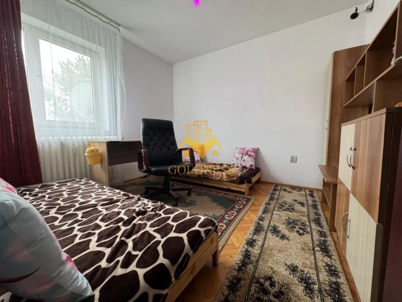 3 camere, semi, 4/4, balcon, Gheorgheni Zona Titulescu, Interservisan - GOLDNESS Imobiliare vă propune spre închiriere un apartament spațios cu 3 camere, complet mobilat și utilat, situat la etajul 4 al unui imobil cu 4 niveluri, în cartierul Gheorgheni, pe strada Bușteni – una dintre cele mai căutate zone pentru confort și accesibilitate. 📍 Localizare excelentă Apartamentul beneficiază de o poziție foarte bună, fiind situat în imediata apropiere a stațiilor de transport în comun, magazinelor, restaurantelor, spațiilor verzi, farmaciilor și altor puncte de interes. Există posibilitate de parcare în zonă, un avantaj important pentru cei care dețin autoturism. 🏠 Compartimentare și descriere interioară: • 2 dormitoare mobilate clasic, fiecare cu pat și spații de depozitare • living generos, dotat cu canapea, zonă de luat masa și mobilier pentru depozitare • bucătărie complet utilată, integrată în zona de zi • baie spațioasă cu cadă, calorifer port-prosop și dulap pentru depozitare • balcon de 6 mp, ideal pentru relaxare 🔌 Dotări și facilități: Apartamentul este echipat cu toate electrocasnicele necesare pentru un trai confortabil: frigider, aragaz, hotă, mașină de spălat haine, mobilier complet și finisaje bine întreținute. Imobilul oferă un ambient plăcut și liniștit, potrivit atât pentru cupluri, cât și pentru familii. 📞 Vizionări și informații suplimentare: Dacă sunteți interesați de acest apartament sau doriți să descoperiți și alte oferte disponibile, nu ezitați să ne contactați telefonic sau prin e-mail. Echipa GOLDNESS Imobiliare vă stă cu drag la dispoziție pentru detalii și programarea unei vizionări. 💼 Comision: Pentru intermediere se percepe un comision de 50% din prețul chiriei. }}