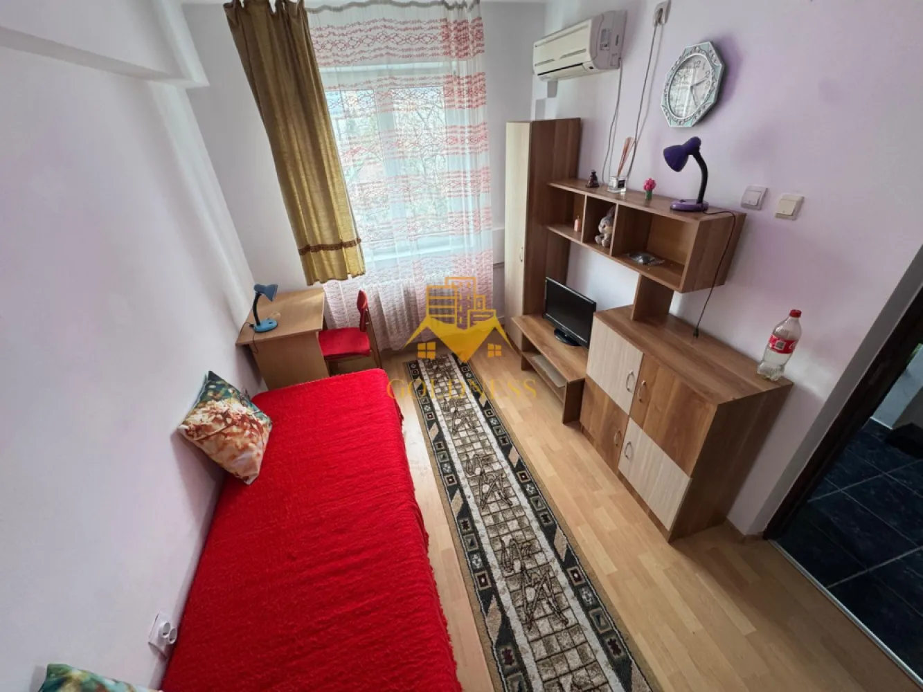 3 camere, semi, 4/4, balcon, Gheorgheni Zona Titulescu, Interservisan - GOLDNESS Imobiliare vă propune spre închiriere un apartament spațios cu 3 camere, complet mobilat și utilat, situat la etajul 4 al unui imobil cu 4 niveluri, în cartierul Gheorgheni, pe strada Bușteni – una dintre cele mai căutate zone pentru confort și accesibilitate. 📍 Localizare excelentă Apartamentul beneficiază de o poziție foarte bună, fiind situat în imediata apropiere a stațiilor de transport în comun, magazinelor, restaurantelor, spațiilor verzi, farmaciilor și altor puncte de interes. Există posibilitate de parcare în zonă, un avantaj important pentru cei care dețin autoturism. 🏠 Compartimentare și descriere interioară: • 2 dormitoare mobilate clasic, fiecare cu pat și spații de depozitare • living generos, dotat cu canapea, zonă de luat masa și mobilier pentru depozitare • bucătărie complet utilată, integrată în zona de zi • baie spațioasă cu cadă, calorifer port-prosop și dulap pentru depozitare • balcon de 6 mp, ideal pentru relaxare 🔌 Dotări și facilități: Apartamentul este echipat cu toate electrocasnicele necesare pentru un trai confortabil: frigider, aragaz, hotă, mașină de spălat haine, mobilier complet și finisaje bine întreținute. Imobilul oferă un ambient plăcut și liniștit, potrivit atât pentru cupluri, cât și pentru familii. 📞 Vizionări și informații suplimentare: Dacă sunteți interesați de acest apartament sau doriți să descoperiți și alte oferte disponibile, nu ezitați să ne contactați telefonic sau prin e-mail. Echipa GOLDNESS Imobiliare vă stă cu drag la dispoziție pentru detalii și programarea unei vizionări. 💼 Comision: Pentru intermediere se percepe un comision de 50% din prețul chiriei. }}