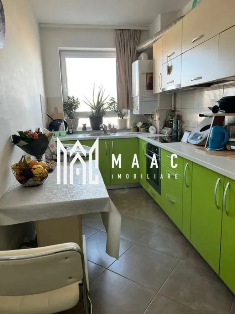 Apartament 2 camere | Balcon | Boxa | 55 MPU | Avantgarden - MAAC Imobiliare va prezinta un apartament cu 2 camere în ansamblul rezidențial Avantgarden 3 cu, situat la etajul 6 din 8 al unui imobil nou, construit în 2017, dotat cu lift și administrat corespunzător. Detalii generale: Compartimentare decomandată, orientare estică, vedere panoramică spre oraș. Finisaje moderne, pardoseli din parchet și gresie, încălzire prin centrală proprie. Ferestre mari, lumină naturală pe tot parcursul zilei. Compartimentare interioară Hol de acces cu separare către toate încăperile. Bucătărie separată, complet mobilată și utilată (inclusiv mașină de spălat vase, cuptor, plită, hotă). Baie cu cadă și fereastră. Living luminos, cu acces pe balcon. Dormitor confortabil si mobilat. Locație și avantaje Ansamblu rezidențial cu infrastructură completă. În apropiere: restaurante, magazine, Shopping City Sibiu, școli, grădinițe și stații de transport. Acces rapid către centrul orașului și zonele comerciale. Disponibilitate Apartament liber, pregătit pentru mutare imediată. Pentru mai multe detalii precizati telefonic ca ati vazut anuntul cu ID: CP2813335 }}