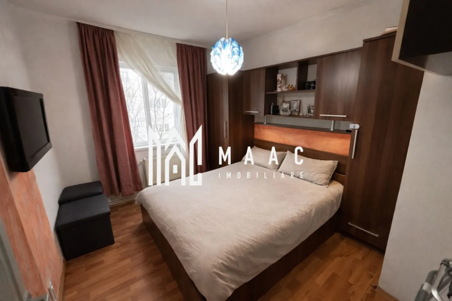 Apartament 2 camere | Pivniță | Parter înalt | Vasile Aaron - MAAC Imobiliare prezintă spre vânzare un apartament cu 2 camere și bucătărie separată, situat în cartierul Vasile Aaron, la parterul înalt al unui imobil cu 4 etaje. Proprietatea se remarcă prin compartimentarea practică și poziționarea într-o zonă bine conectată a orașului. Apartamentul are o suprafață utilă de 44 mp și este compartimentat semidecomandat, oferind un echilibru eficient între funcționalitate și confort. Caracteristici principale: -2 camere -Bucătărie separată, spațioasă -Compartimentare semidecomandată -Încălzire prin centrală termică pe gaz, cu calorifere -Pivniță inclusă -Se vinde complet mobilat și utilat, gata de mutare -Liber de sarcini, acte în regulă -Parter înalt, într-un bloc cu 4 etaje Localizare – cartier Vasile Aaron Apartamentul este amplasat într-o zonă cu acces facil către piață, magazine, bănci, școli, grădinițe și mijloace de transport în comun. Datorită poziției și caracteristicilor, proprietatea este potrivită atât pentru locuire proprie, cât și pentru investiție. Pentru planuri, disponibilitate și programarea unei vizionări, vă rugăm să menționați telefonic că ați văzut anunțul cu numărul de CP: CP2858125. }}