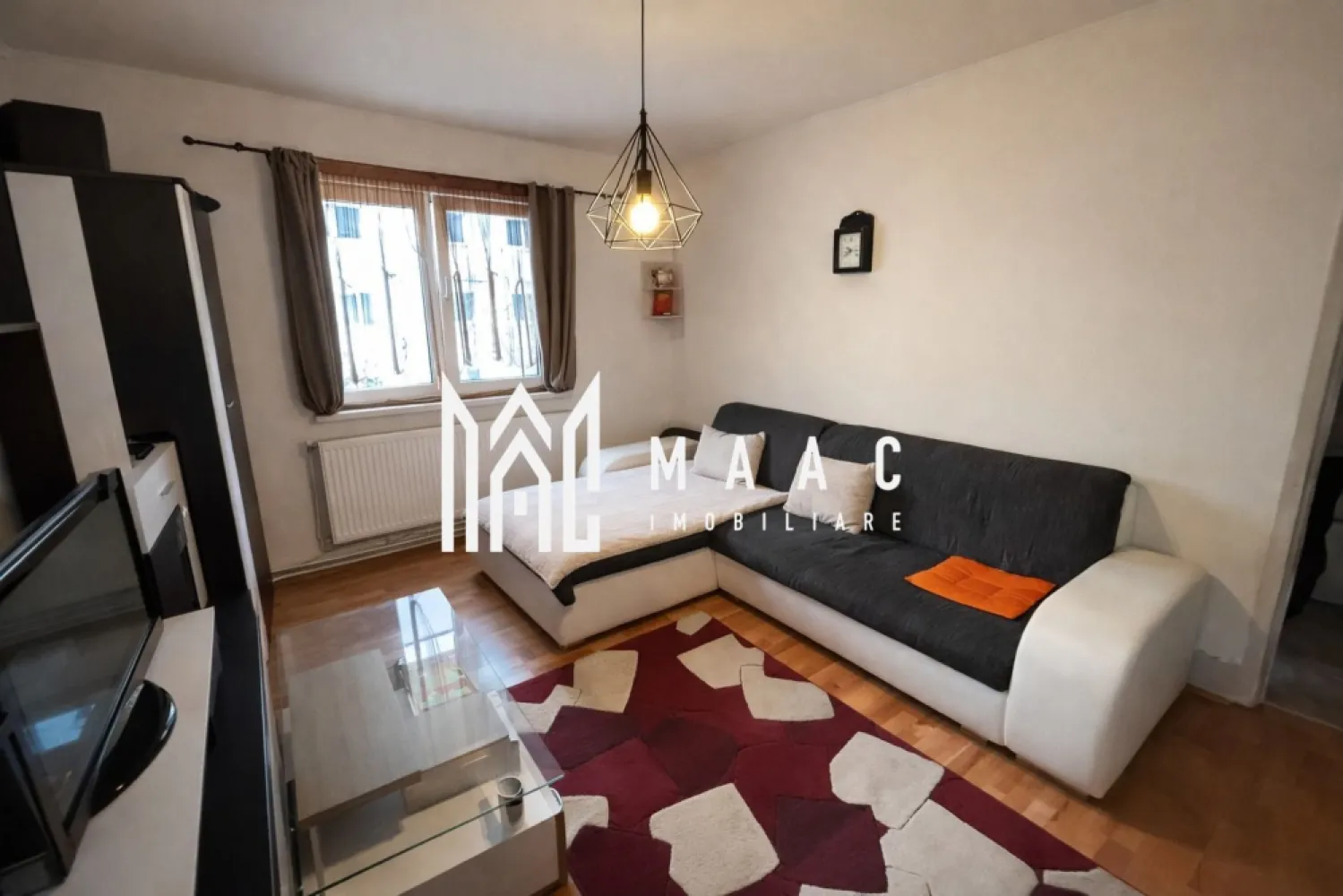Apartament 2 camere | Pivniță | Parter înalt | Vasile Aaron - MAAC Imobiliare prezintă spre vânzare un apartament cu 2 camere și bucătărie separată, situat în cartierul Vasile Aaron, la parterul înalt al unui imobil cu 4 etaje. Proprietatea se remarcă prin compartimentarea practică și poziționarea într-o zonă bine conectată a orașului. Apartamentul are o suprafață utilă de 44 mp și este compartimentat semidecomandat, oferind un echilibru eficient între funcționalitate și confort. Caracteristici principale: -2 camere -Bucătărie separată, spațioasă -Compartimentare semidecomandată -Încălzire prin centrală termică pe gaz, cu calorifere -Pivniță inclusă -Se vinde complet mobilat și utilat, gata de mutare -Liber de sarcini, acte în regulă -Parter înalt, într-un bloc cu 4 etaje Localizare – cartier Vasile Aaron Apartamentul este amplasat într-o zonă cu acces facil către piață, magazine, bănci, școli, grădinițe și mijloace de transport în comun. Datorită poziției și caracteristicilor, proprietatea este potrivită atât pentru locuire proprie, cât și pentru investiție. Pentru planuri, disponibilitate și programarea unei vizionări, vă rugăm să menționați telefonic că ați văzut anunțul cu numărul de CP: CP2858125. }}