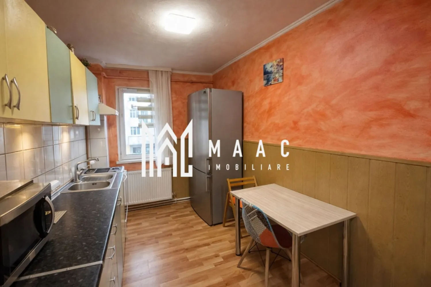 Apartament 2 camere | Pivniță | Parter înalt | Vasile Aaron - MAAC Imobiliare prezintă spre vânzare un apartament cu 2 camere și bucătărie separată, situat în cartierul Vasile Aaron, la parterul înalt al unui imobil cu 4 etaje. Proprietatea se remarcă prin compartimentarea practică și poziționarea într-o zonă bine conectată a orașului. Apartamentul are o suprafață utilă de 44 mp și este compartimentat semidecomandat, oferind un echilibru eficient între funcționalitate și confort. Caracteristici principale: -2 camere -Bucătărie separată, spațioasă -Compartimentare semidecomandată -Încălzire prin centrală termică pe gaz, cu calorifere -Pivniță inclusă -Se vinde complet mobilat și utilat, gata de mutare -Liber de sarcini, acte în regulă -Parter înalt, într-un bloc cu 4 etaje Localizare – cartier Vasile Aaron Apartamentul este amplasat într-o zonă cu acces facil către piață, magazine, bănci, școli, grădinițe și mijloace de transport în comun. Datorită poziției și caracteristicilor, proprietatea este potrivită atât pentru locuire proprie, cât și pentru investiție. Pentru planuri, disponibilitate și programarea unei vizionări, vă rugăm să menționați telefonic că ați văzut anunțul cu numărul de CP: CP2858125. }}