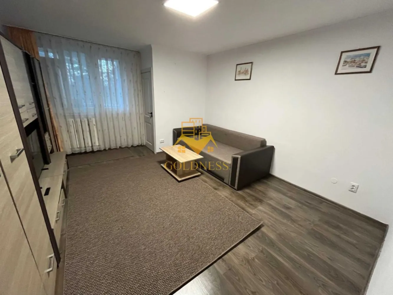 o camera, parcare, Gheorgheni, Detunata, Iulius Mall Pet Friedly - GOLDNESS Imobiliare vă propune spre închiriere un apartament cu o camer complet mobilat și utilat, la etajul 3 într-un imobil de 10 etaje, în Cartierul gheorgheni . Dispune de loc de parcare! Se află în apropierea stațiilor de transport în comun, magazine, restaurante, spații verzi, farmacii, etc. Apartamentul este compartimentat astfel: - dormitor cu canapea extensibila, dressing, TV - bucatarie complet utilată și mobilată, loc de servit masa - baie cu cabina de dus, calorifer port prosop și dulap pentru depozitare. - tbalcon de 4 mp. Imobilul este dotat cu toate cele necesare- centrală proprie, frigider, aragaz, hotă, mașină de spălat haine, etc. Dacă sunteți interesați de acest apartament și doriți să îl vizionați, dar și pentru alte oferte nu ezitați să ne contactați telefonic sau prin e-mail. Vă stăm la dispoziție! Pentru intermediere se percepe un comision de 50% din prețul chiriei! }}