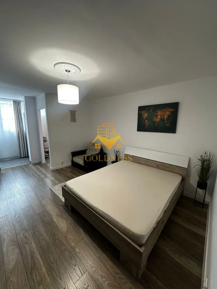 O camera, Expo Transilvania, Marasti, Parcul Aurel Vlaicu - GOLDNESS Imobiliare vă propune spre închiriere o garsoniera cu o camera complet mobilat și utilat, la etajul 3 într-un imobil de 4 etaje, în Cartierul Marasti. Dispune de loc de parcare in zona! Se află în apropierea stațiilor de transport în comun, magazine, restaurante, spații verzi, farmacii, etc. Apartamentul este compartimentat astfel: - dormitor cu pat matrimonial, dressing, noptiere - bucatarie complet utilată și mobilată, loc de servit masa - baie cu cada, calorifer port prosop și dulap pentru depozitare. - balcon de 2 mp Imobilul este dotat cu toate cele necesare- centrală proprie, frigider, aragaz, hotă, mașină de spălat haine, etc. Dacă sunteți interesați de acest apartament și doriți să îl vizionați, dar și pentru alte oferte nu ezitați să ne contactați telefonic sau prin e-mail. Vă stăm la dispoziție! Pentru intermediere se percepe un comision de 50% din prețul chiriei! }}