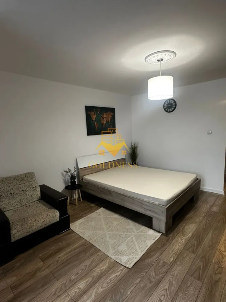 O camera, Expo Transilvania, Marasti, Parcul Aurel Vlaicu - GOLDNESS Imobiliare vă propune spre închiriere o garsoniera cu o camera complet mobilat și utilat, la etajul 3 într-un imobil de 4 etaje, în Cartierul Marasti. Dispune de loc de parcare in zona! Se află în apropierea stațiilor de transport în comun, magazine, restaurante, spații verzi, farmacii, etc. Apartamentul este compartimentat astfel: - dormitor cu pat matrimonial, dressing, noptiere - bucatarie complet utilată și mobilată, loc de servit masa - baie cu cada, calorifer port prosop și dulap pentru depozitare. - balcon de 2 mp Imobilul este dotat cu toate cele necesare- centrală proprie, frigider, aragaz, hotă, mașină de spălat haine, etc. Dacă sunteți interesați de acest apartament și doriți să îl vizionați, dar și pentru alte oferte nu ezitați să ne contactați telefonic sau prin e-mail. Vă stăm la dispoziție! Pentru intermediere se percepe un comision de 50% din prețul chiriei! }}