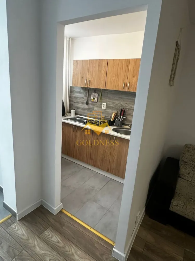 O camera, Expo Transilvania, Marasti, Parcul Aurel Vlaicu - GOLDNESS Imobiliare vă propune spre închiriere o garsoniera cu o camera complet mobilat și utilat, la etajul 3 într-un imobil de 4 etaje, în Cartierul Marasti. Dispune de loc de parcare in zona! Se află în apropierea stațiilor de transport în comun, magazine, restaurante, spații verzi, farmacii, etc. Apartamentul este compartimentat astfel: - dormitor cu pat matrimonial, dressing, noptiere - bucatarie complet utilată și mobilată, loc de servit masa - baie cu cada, calorifer port prosop și dulap pentru depozitare. - balcon de 2 mp Imobilul este dotat cu toate cele necesare- centrală proprie, frigider, aragaz, hotă, mașină de spălat haine, etc. Dacă sunteți interesați de acest apartament și doriți să îl vizionați, dar și pentru alte oferte nu ezitați să ne contactați telefonic sau prin e-mail. Vă stăm la dispoziție! Pentru intermediere se percepe un comision de 50% din prețul chiriei! }}
