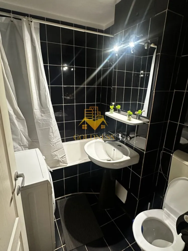 O camera, Expo Transilvania, Marasti, Parcul Aurel Vlaicu - GOLDNESS Imobiliare vă propune spre închiriere o garsoniera cu o camera complet mobilat și utilat, la etajul 3 într-un imobil de 4 etaje, în Cartierul Marasti. Dispune de loc de parcare in zona! Se află în apropierea stațiilor de transport în comun, magazine, restaurante, spații verzi, farmacii, etc. Apartamentul este compartimentat astfel: - dormitor cu pat matrimonial, dressing, noptiere - bucatarie complet utilată și mobilată, loc de servit masa - baie cu cada, calorifer port prosop și dulap pentru depozitare. - balcon de 2 mp Imobilul este dotat cu toate cele necesare- centrală proprie, frigider, aragaz, hotă, mașină de spălat haine, etc. Dacă sunteți interesați de acest apartament și doriți să îl vizionați, dar și pentru alte oferte nu ezitați să ne contactați telefonic sau prin e-mail. Vă stăm la dispoziție! Pentru intermediere se percepe un comision de 50% din prețul chiriei! }}