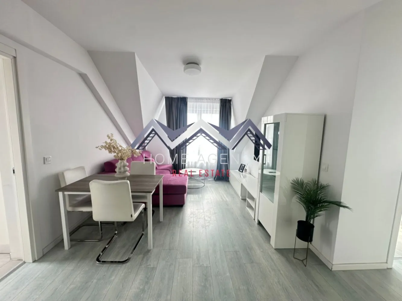 Apartament cu 3 camere | mobilat, utilat, bloc cu lift – comision 0 - Vă propunem, spre vânzare, un apartament modern cu 3 camere, situat la etajul 4/4 într-un bloc nou, cu lift, pe strada 23 August, într-o zonă excelent conectată la toate facilitățile urbane și perfect adaptată nevoilor unei familii. Locuința este foarte luminoasă, spațioasă și inteligent compartimentată, oferind un confort deosebit. Dispune de un living generos și un hol larg, bucătărie închisă complet utilată, două dormitoare – dintre care unul cu acces spre balcon cu vedere spre interiorul complexului – și două băi, dintre care una cu cadă și un WC de serviciu. Deși apartamentul nu dispune de parcare dedicată, în interiorul complexului se găsesc locuri disponibile, iar zona este supravegheată, oferind siguranță și liniște. Proprietatea include multiple spații de depozitare și este complet mobilată și utilată, pregătită pentru mutare imediată. Unul dintre principalele avantaje ale acestei locuințe este accesul rapid la școală și grădinițe: în doar câteva minute cu mașina puteți ajunge la Liceul „Ioan Petruș”, grădinițe și alte instituții educaționale din zonă, ceea ce face acest apartament ideal pentru familiile cu copii. Zona este extrem de practică și accesibilă: la 1 minut de mers pe jos se află Mega Image non-stop, Lidl, restaurante și alte magazine, iar în apropiere există farmacie, stație de Linia Albastră, benzinărie, cu acces rapid spre Aeroportul Henri Coandă, DN1, Centură și Pipera, facilitând deplasările către București și împrejurimi. Acest apartament reprezintă o oportunitate excelentă pentru cei care doresc o locuință modernă, confortabilă și bine poziționată, perfectă pentru familie și stilul de viață urban. Programează acum o vizionare și descoperă această locuință ideală pentru tine și familia ta! }}