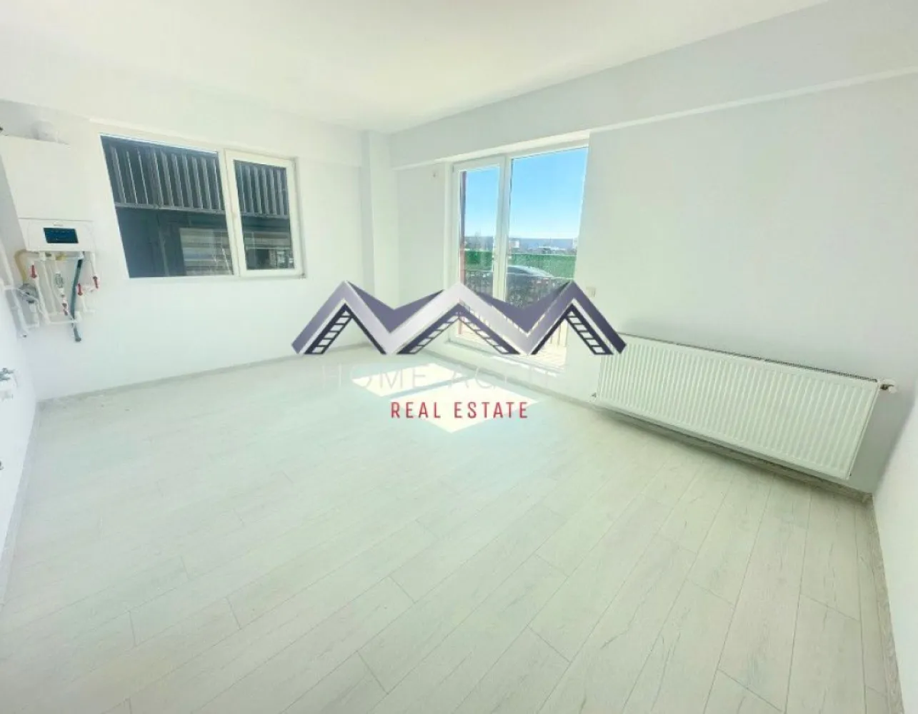 Apartament 2 camere Otopeni | include parcare | PREȚ FINAL - Descoperă locuința care îți oferă libertatea de a o personaliza exact așa cum îți dorești. Acest apartament modern reprezintă alegerea ideală atât pentru cei care își caută o locuință confortabilă, cât și pentru investitorii care își doresc o proprietate cu potențial. Locuința este situată la parter (înalt), într-un bloc nou cu regim de înălțime P+3r, parte dintr-un ansamblu rezidențial modern, cu acces controlat și zone verzi amenajate pentru relaxare. Apartamentul are o suprafață utilă de 41,90 mp, la care se adaugă un balcon de 4,70 mp, oferind un spațiu bine compartimentat și funcțional. Orientarea Sud-Est asigură lumină naturală din abundență pe parcursul zilei, contribuind la un ambient plăcut și aerisit. Fiind nemobilat, apartamentul îți oferă posibilitatea de a-l amenaja complet după propriul stil și preferințe. Este o opțiune excelentă atât pentru locuit, cât și pentru investiție, permițând optimizarea amenajării și a bugetului în funcție de nevoile tale. Printre avantajele importante ale acestei proprietăți se numără locul de parcare și TVA-ul inclus în preț și comision 0%, achiziția realizându-se direct de la dezvoltator. Ansamblul este modern, liniștit și securizat, oferind un mediu plăcut pentru locuire. Localizarea este un alt punct forte, cu acces rapid către DN1, Centura Capitalei, Aeroport și zona Pipera. În apropiere se găsesc magazine, restaurante și stații de transport în comun, ceea ce face ca deplasarea și accesul la facilități să fie rapide și convenabile. În plus, beneficiezi de consultanță gratuită și brokeraj financiar fără costuri suplimentare, pentru a face procesul de achiziție cât mai simplu și eficient. 📞 Sună acum și programează o vizionare cu echipa noastră de vânzări! }}