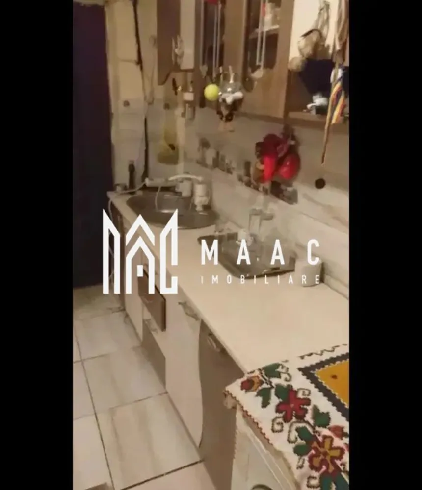 Garsoniera | Etaj 2 | 10 MP | Cisnadie - MAAC Imobiliare vă propune spre vânzare o garsonieră situată în Cisnădie, ideală pentru investiție. Caracteristici: Suprafață utilă: 10 mp Etaj: 2 din 4 Dispune de geamuri termopan. Încălzirea se realizează prin convector electric. Baia este situată pe hol și este comună. Pentru mai multe detalii precizati telefonic ca ati vazut anuntul cu ID: CP2813296 }}