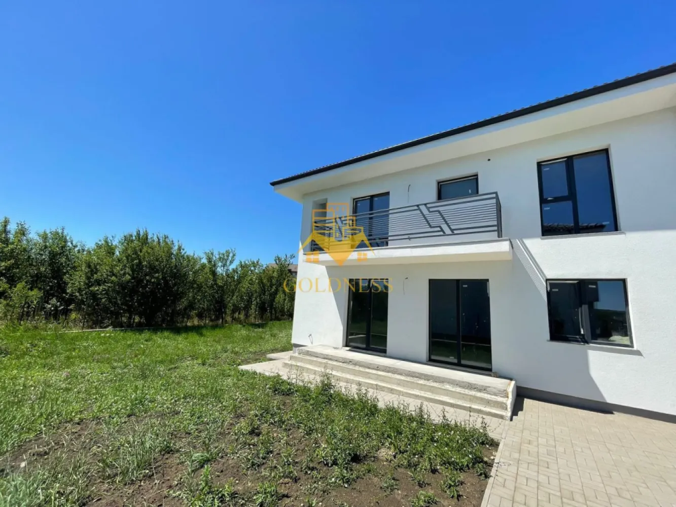 Casă individuală, 4 camere, 470 mp teren, Cluj - GOLDNESS Imobiliare vă propune spre vânzare o casă spațioasă și modernă, situată în Jucu de Mijloc, ideală pentru o familie. Proprietatea are un regim de înălțime P+E, cu o suprafață utilă de 180 mp și este amplasată pe un teren generos de 470 mp.
Casa beneficiază de încălzire prin pardoseală și este racordată la toate utilitățile necesare: apă, canalizare, curent și gaz.
Compartimentarea inteligentă este următoarea:
 Parterul include un living luminos, o bucătărie open space cu loc de luat masa, un birou, o zonă de depozitare și o baie.

 Etajul dispune de trei dormitoare (dintre care unul matrimonial), două băi și două balcoane, oferind spațiu și intimitate pentru toți membrii familiei.

 De asemenea, proprietatea beneficiază de o terasă, perfectă pentru relaxare în aer liber.

Dacă sunteți interesați de această casă și doriți mai multe detalii sau o vizionare, nu ezitați să ne contactați telefonic sau prin e-mail. Vă stăm la dispoziție!
 ! Comision 0% pentru cumpărător ! 
La pretul vânzării se adaugă TVA de 21%!