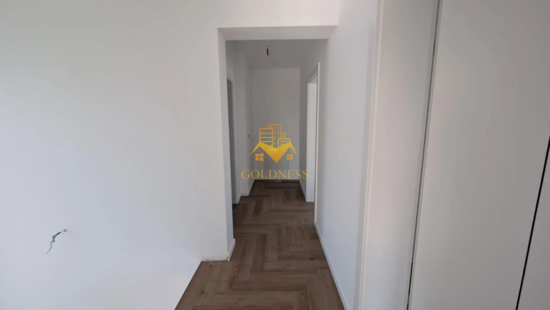 Casă individuală, 4 camere, 470 mp teren, Cluj - GOLDNESS Imobiliare vă propune spre vânzare o casă spațioasă și modernă, situată în Jucu de Mijloc, ideală pentru o familie. Proprietatea are un regim de înălțime P+E, cu o suprafață utilă de 180 mp și este amplasată pe un teren generos de 470 mp.
Casa beneficiază de încălzire prin pardoseală și este racordată la toate utilitățile necesare: apă, canalizare, curent și gaz.
Compartimentarea inteligentă este următoarea:
 Parterul include un living luminos, o bucătărie open space cu loc de luat masa, un birou, o zonă de depozitare și o baie.

 Etajul dispune de trei dormitoare (dintre care unul matrimonial), două băi și două balcoane, oferind spațiu și intimitate pentru toți membrii familiei.

 De asemenea, proprietatea beneficiază de o terasă, perfectă pentru relaxare în aer liber.

Dacă sunteți interesați de această casă și doriți mai multe detalii sau o vizionare, nu ezitați să ne contactați telefonic sau prin e-mail. Vă stăm la dispoziție!
 ! Comision 0% pentru cumpărător ! 
La pretul vânzării se adaugă TVA de 21%!
