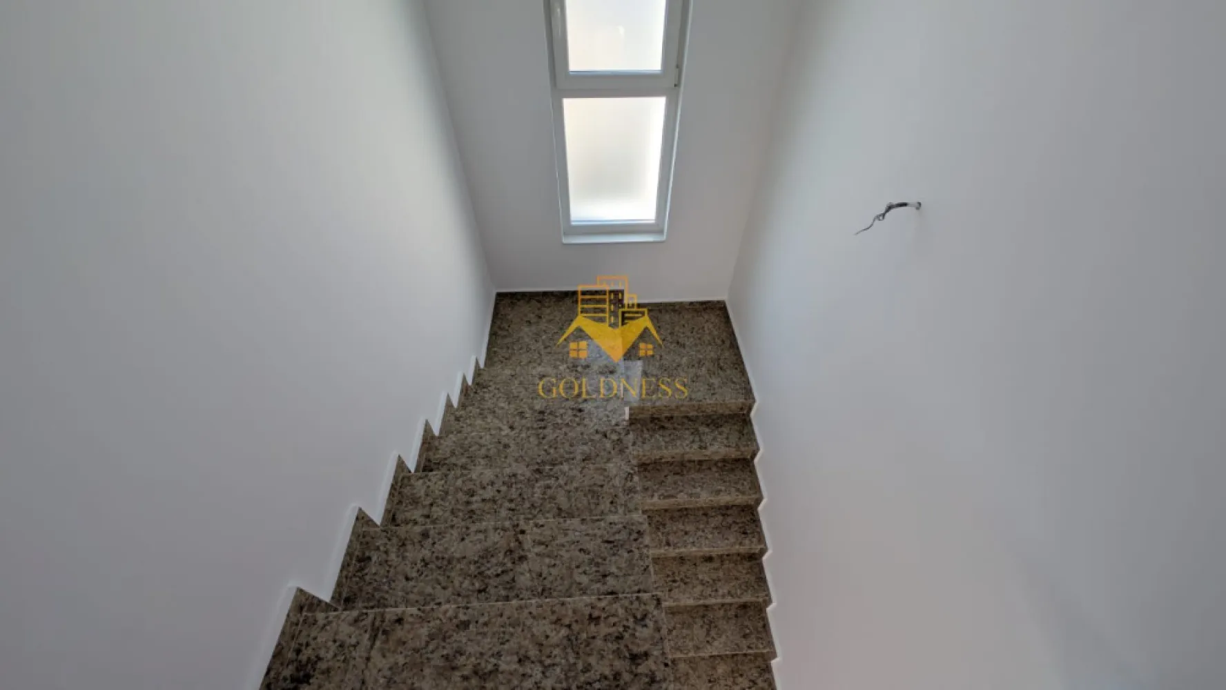 Casă individuală, 4 camere, 470 mp teren, Cluj - GOLDNESS Imobiliare vă propune spre vânzare o casă spațioasă și modernă, situată în Jucu de Mijloc, ideală pentru o familie. Proprietatea are un regim de înălțime P+E, cu o suprafață utilă de 180 mp și este amplasată pe un teren generos de 470 mp.
Casa beneficiază de încălzire prin pardoseală și este racordată la toate utilitățile necesare: apă, canalizare, curent și gaz.
Compartimentarea inteligentă este următoarea:
 Parterul include un living luminos, o bucătărie open space cu loc de luat masa, un birou, o zonă de depozitare și o baie.

 Etajul dispune de trei dormitoare (dintre care unul matrimonial), două băi și două balcoane, oferind spațiu și intimitate pentru toți membrii familiei.

 De asemenea, proprietatea beneficiază de o terasă, perfectă pentru relaxare în aer liber.

Dacă sunteți interesați de această casă și doriți mai multe detalii sau o vizionare, nu ezitați să ne contactați telefonic sau prin e-mail. Vă stăm la dispoziție!
 ! Comision 0% pentru cumpărător ! 
La pretul vânzării se adaugă TVA de 21%!