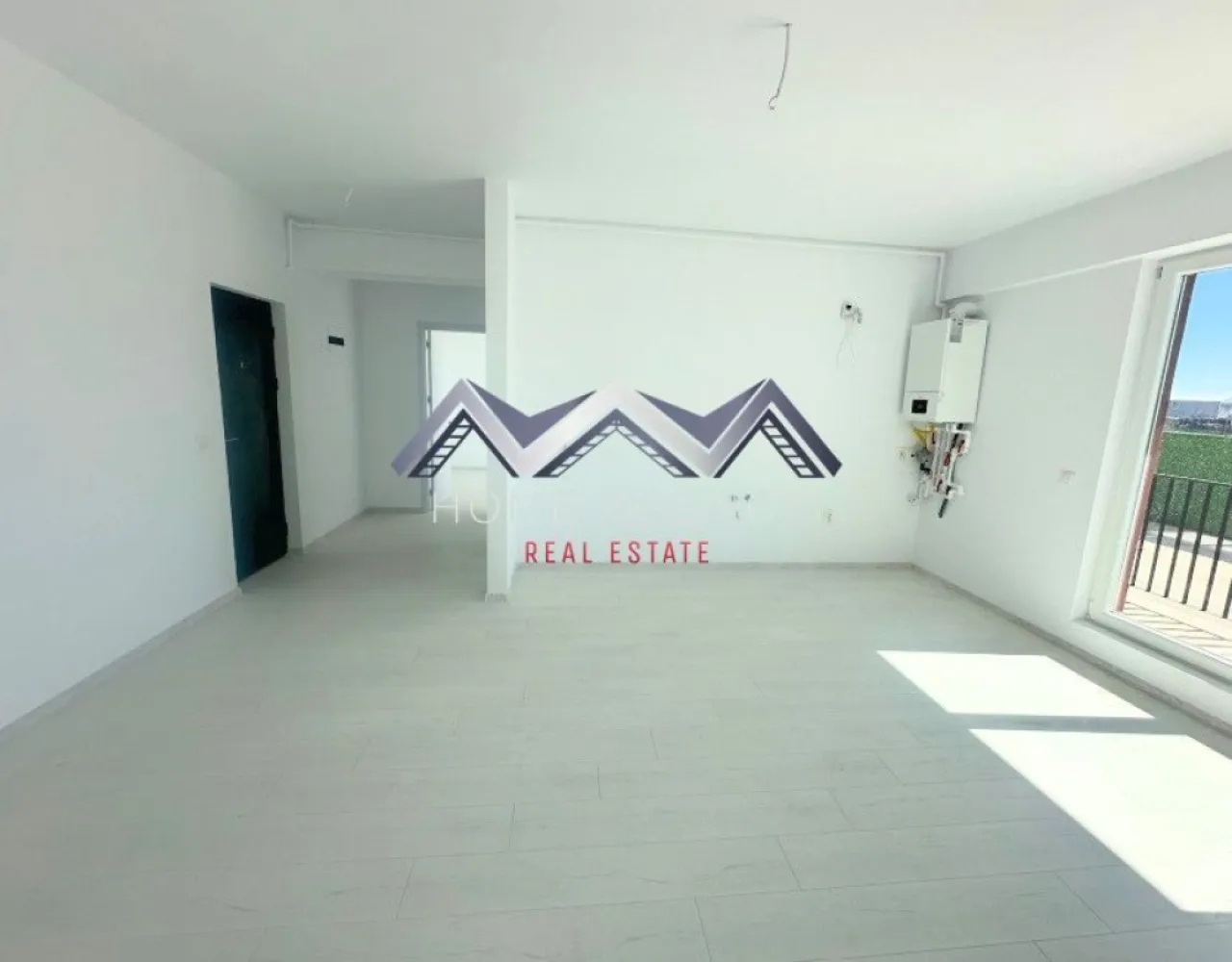 Apartament 2 camere 50 mp | Otopeni central | PREȚ FINAL - Vă prezentăm, spre vânzare, un apartament modern cu 2 camere foarte spațios, ce dispune de 50.30 mp utili și un balcon generos de 4.80 mp, ideal pentru momente de relaxare. Compartimentarea este practică și eficientă. Luminozitatea naturală este asigurată pe tot parcursul zilei datorită orientării avantajoase pe Sud, iar apartamentul se diferențiază prin designul aerisit și bine proporționat. Apartamentul este disponibil la parter (înalt), în cadrul unui bloc cu regim de înălțime redus (D+P+3r), situat în zona centrală a orașului Otopeni. Accesul în complex este securizat prin barieră, ceea ce conferă siguranță și liniște viitorilor proprietari. Chiar la intrarea în complex existând o stație de autobuz (Linia Albastră), iar în imediata vecinătate regăsiți Mega Image non-stop, Lidl, Penny, precum și proiecte comerciale importante în dezvoltare. De asemenea, accesul către Centura Bucureștiului, DN1, Aeroportul Henri Coandă și zona Pipera este rapid și facil. Acest apartament reprezintă o oportunitate unică pentru cei care își doresc o locuință practică, modernă și bine amplasată într-o zonă aflată în continuă dezvoltare. Prețul afișat este FINAL, include 1 loc de parcare și TVA! Achiziția se realizează direct de la dezvoltator, fără perceperea vreunui comision din partea cumpărătorului. Oferim consultanță gratuită pe întreaga durată a procesului de achiziție, asigurând suport specializat la fiecare etapă. De asemenea, la solicitare, punem la dispoziție servicii de brokeraj financiar, fără costuri suplimentare, pentru identificarea celor mai avantajoase soluții de finanțare adaptate nevoilor dumneavoastră. 📞 Programează acum o vizionare cu echipa de vânzări! }}