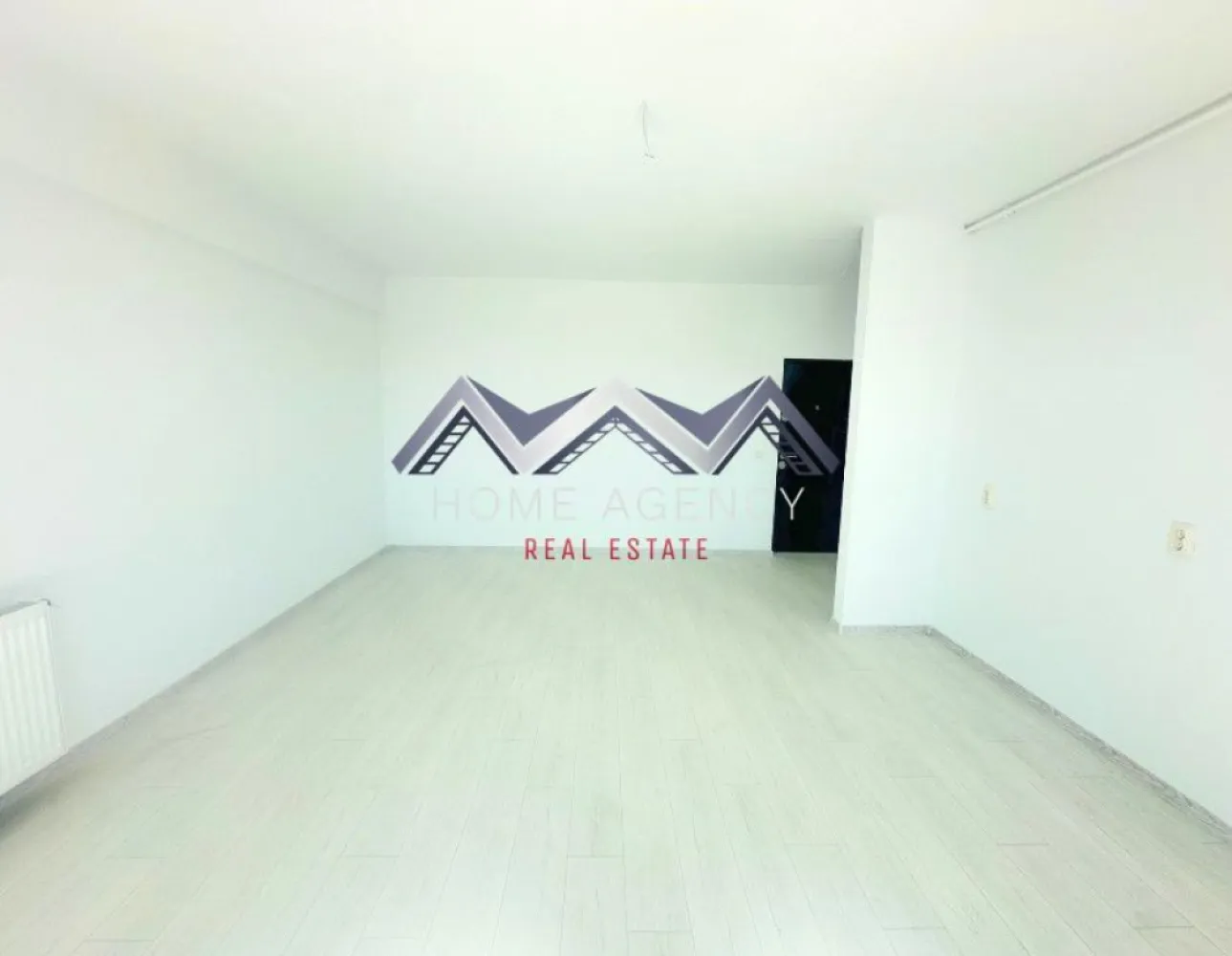 Apartament 2 camere 50 mp | Otopeni central | PREȚ FINAL - Vă prezentăm, spre vânzare, un apartament modern cu 2 camere foarte spațios, ce dispune de 50.30 mp utili și un balcon generos de 4.80 mp, ideal pentru momente de relaxare. Compartimentarea este practică și eficientă. Luminozitatea naturală este asigurată pe tot parcursul zilei datorită orientării avantajoase pe Sud, iar apartamentul se diferențiază prin designul aerisit și bine proporționat. Apartamentul este disponibil la parter (înalt), în cadrul unui bloc cu regim de înălțime redus (D+P+3r), situat în zona centrală a orașului Otopeni. Accesul în complex este securizat prin barieră, ceea ce conferă siguranță și liniște viitorilor proprietari. Chiar la intrarea în complex existând o stație de autobuz (Linia Albastră), iar în imediata vecinătate regăsiți Mega Image non-stop, Lidl, Penny, precum și proiecte comerciale importante în dezvoltare. De asemenea, accesul către Centura Bucureștiului, DN1, Aeroportul Henri Coandă și zona Pipera este rapid și facil. Acest apartament reprezintă o oportunitate unică pentru cei care își doresc o locuință practică, modernă și bine amplasată într-o zonă aflată în continuă dezvoltare. Prețul afișat este FINAL, include 1 loc de parcare și TVA! Achiziția se realizează direct de la dezvoltator, fără perceperea vreunui comision din partea cumpărătorului. Oferim consultanță gratuită pe întreaga durată a procesului de achiziție, asigurând suport specializat la fiecare etapă. De asemenea, la solicitare, punem la dispoziție servicii de brokeraj financiar, fără costuri suplimentare, pentru identificarea celor mai avantajoase soluții de finanțare adaptate nevoilor dumneavoastră. 📞 Programează acum o vizionare cu echipa de vânzări! }}