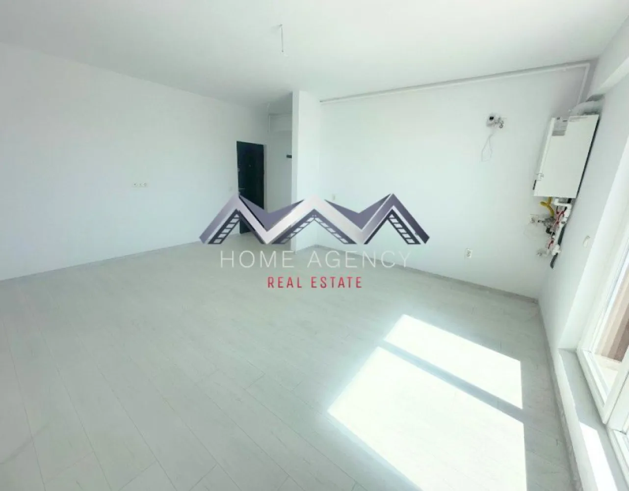 Apartament 2 camere 50 mp | Otopeni central | PREȚ FINAL - Vă prezentăm, spre vânzare, un apartament modern cu 2 camere foarte spațios, ce dispune de 50.30 mp utili și un balcon generos de 4.80 mp, ideal pentru momente de relaxare. Compartimentarea este practică și eficientă. Luminozitatea naturală este asigurată pe tot parcursul zilei datorită orientării avantajoase pe Sud, iar apartamentul se diferențiază prin designul aerisit și bine proporționat. Apartamentul este disponibil la parter (înalt), în cadrul unui bloc cu regim de înălțime redus (D+P+3r), situat în zona centrală a orașului Otopeni. Accesul în complex este securizat prin barieră, ceea ce conferă siguranță și liniște viitorilor proprietari. Chiar la intrarea în complex existând o stație de autobuz (Linia Albastră), iar în imediata vecinătate regăsiți Mega Image non-stop, Lidl, Penny, precum și proiecte comerciale importante în dezvoltare. De asemenea, accesul către Centura Bucureștiului, DN1, Aeroportul Henri Coandă și zona Pipera este rapid și facil. Acest apartament reprezintă o oportunitate unică pentru cei care își doresc o locuință practică, modernă și bine amplasată într-o zonă aflată în continuă dezvoltare. Prețul afișat este FINAL, include 1 loc de parcare și TVA! Achiziția se realizează direct de la dezvoltator, fără perceperea vreunui comision din partea cumpărătorului. Oferim consultanță gratuită pe întreaga durată a procesului de achiziție, asigurând suport specializat la fiecare etapă. De asemenea, la solicitare, punem la dispoziție servicii de brokeraj financiar, fără costuri suplimentare, pentru identificarea celor mai avantajoase soluții de finanțare adaptate nevoilor dumneavoastră. 📞 Programează acum o vizionare cu echipa de vânzări! }}