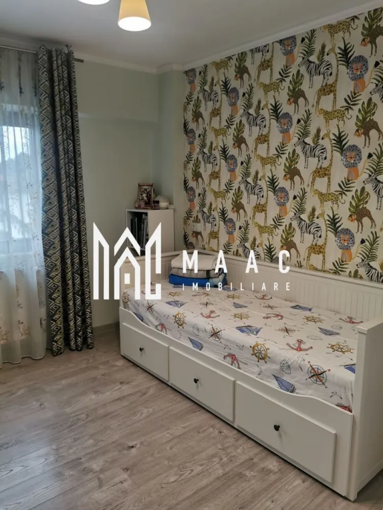 Apartament 3 camere decomandat | Traian, Vâlcea | 2 băi - Apartament de vânzare cu 3 camere decomandat în zona Traian din Râmnicu Vâlcea, cu 75 mp utili, 2 băi și poziționare la etajul 4 din 4, complet renovat și pregătit pentru mutare.

Detalii proprietate:
• Suprafață utilă: 75 mp
• Suprafață totală: 90 mp
• Compartimentare: decomandat
• 3 camere, 2 dormitoare și 2 băi
• Etaj 4 din 4
• An construcție: 1984
• Stare interioară: ultrafinisat
• Balcon cu deschidere totală
• Orientare sud
• Centrală termică proprie Ariston
• Tâmplărie PVC cu geam tripan
• 2 aparate de aer condiționat
• Izolație termică exterioară
• Boxă la subsol
• Se vinde complet mobilat și utilat

Apartamentul este amplasat în apropiere de Liceul Mircea cel Bătrân, Filarmonică și Arhiepiscopie, cu vedere bilaterală către parc și Casa de Pensii. Podul cu acoperiș, spațiul de depozitare generos, scara curată și vecinii liniștiți completează un cadru de locuire confortabil.

Cod anunț CP3216615. Contactați echipa MAAC Imobiliare pentru mai multe informații și pentru programarea unei vizionări.

Conținut optimizat cu AI, aprobat de agent uman.