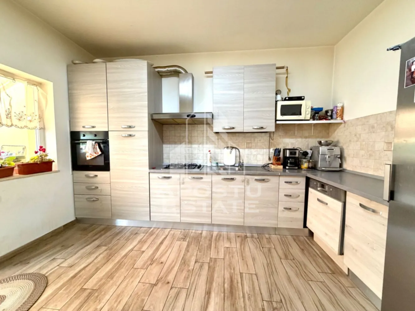 Casa de vanzare situata in Utvin - Agentia imobiliara APOSTU ESTATE va propune spre vanzare o casa moderna P+E cu pod inalt, situata in localitatea Utvin, judetul Timis, intr-o zona linistita, apreciata de familii, cu acces facil pe strada asfaltata si toate utilitatile disponibile: gaz, apa, canalizare, fibra optica si iluminat public.

Proprietatea face parte dintr-un triplex, are o suprafata utila de 135 mp si un teren de 170 mp, fiind gandita pentru a oferi confort, functionalitate si spatii generoase.

Compartimentare parter:
Hol de acces
Living spectaculos de aproximativ 40 mp Bucatarie separata de 16 mp
Camera tehnica
Baie
Acces catre terasa

Compartimentare etaj:
Hol
3 dormitoare luminoase
 2 bai

Pod inalt, cu o inaltime de aproximativ 4,7 metri, ideal pentru depozitare sau amenajarea unui spatiu suplimentar, in functie de necesitati.

Locuinta este racordata la toate utilitatile si beneficiaza de incalzire in pardoseala, oferind un nivel ridicat de confort pe tot parcursul anului.

Un avantaj important il reprezinta amplasarea excelenta, la doar cateva minute de scoala, gradinita, statie RATT, parc si teren de fotbal, ceea ce face aceasta proprietate ideala pentru o familie care isi doreste o locuinta spatioasa, intr-o zona bine dezvoltata, cu acces rapid catre Timisoara.

Agentia imobiliara Apostu Estate va ofera consultanta bancara gratuita prin intermediul colaboratorilor nostri, pentru alegerea celei mai potrivite solutii de finantare.