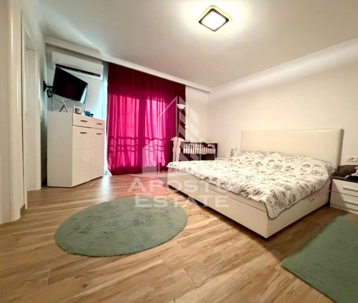 Casa de vanzare situata in Utvin - Agentia imobiliara APOSTU ESTATE va propune spre vanzare o casa moderna P+E cu pod inalt, situata in localitatea Utvin, judetul Timis, intr-o zona linistita, apreciata de familii, cu acces facil pe strada asfaltata si toate utilitatile disponibile: gaz, apa, canalizare, fibra optica si iluminat public.

Proprietatea face parte dintr-un triplex, are o suprafata utila de 135 mp si un teren de 170 mp, fiind gandita pentru a oferi confort, functionalitate si spatii generoase.

Compartimentare parter:
Hol de acces
Living spectaculos de aproximativ 40 mp Bucatarie separata de 16 mp
Camera tehnica
Baie
Acces catre terasa

Compartimentare etaj:
Hol
3 dormitoare luminoase
 2 bai

Pod inalt, cu o inaltime de aproximativ 4,7 metri, ideal pentru depozitare sau amenajarea unui spatiu suplimentar, in functie de necesitati.

Locuinta este racordata la toate utilitatile si beneficiaza de incalzire in pardoseala, oferind un nivel ridicat de confort pe tot parcursul anului.

Un avantaj important il reprezinta amplasarea excelenta, la doar cateva minute de scoala, gradinita, statie RATT, parc si teren de fotbal, ceea ce face aceasta proprietate ideala pentru o familie care isi doreste o locuinta spatioasa, intr-o zona bine dezvoltata, cu acces rapid catre Timisoara.

Agentia imobiliara Apostu Estate va ofera consultanta bancara gratuita prin intermediul colaboratorilor nostri, pentru alegerea celei mai potrivite solutii de finantare.