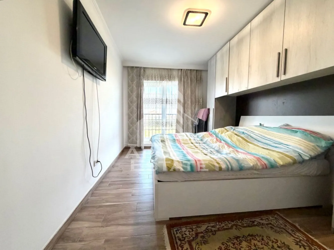 Casa de vanzare situata in Utvin - Agentia imobiliara APOSTU ESTATE va propune spre vanzare o casa moderna P+E cu pod inalt, situata in localitatea Utvin, judetul Timis, intr-o zona linistita, apreciata de familii, cu acces facil pe strada asfaltata si toate utilitatile disponibile: gaz, apa, canalizare, fibra optica si iluminat public.

Proprietatea face parte dintr-un triplex, are o suprafata utila de 135 mp si un teren de 170 mp, fiind gandita pentru a oferi confort, functionalitate si spatii generoase.

Compartimentare parter:
Hol de acces
Living spectaculos de aproximativ 40 mp Bucatarie separata de 16 mp
Camera tehnica
Baie
Acces catre terasa

Compartimentare etaj:
Hol
3 dormitoare luminoase
 2 bai

Pod inalt, cu o inaltime de aproximativ 4,7 metri, ideal pentru depozitare sau amenajarea unui spatiu suplimentar, in functie de necesitati.

Locuinta este racordata la toate utilitatile si beneficiaza de incalzire in pardoseala, oferind un nivel ridicat de confort pe tot parcursul anului.

Un avantaj important il reprezinta amplasarea excelenta, la doar cateva minute de scoala, gradinita, statie RATT, parc si teren de fotbal, ceea ce face aceasta proprietate ideala pentru o familie care isi doreste o locuinta spatioasa, intr-o zona bine dezvoltata, cu acces rapid catre Timisoara.

Agentia imobiliara Apostu Estate va ofera consultanta bancara gratuita prin intermediul colaboratorilor nostri, pentru alegerea celei mai potrivite solutii de finantare.