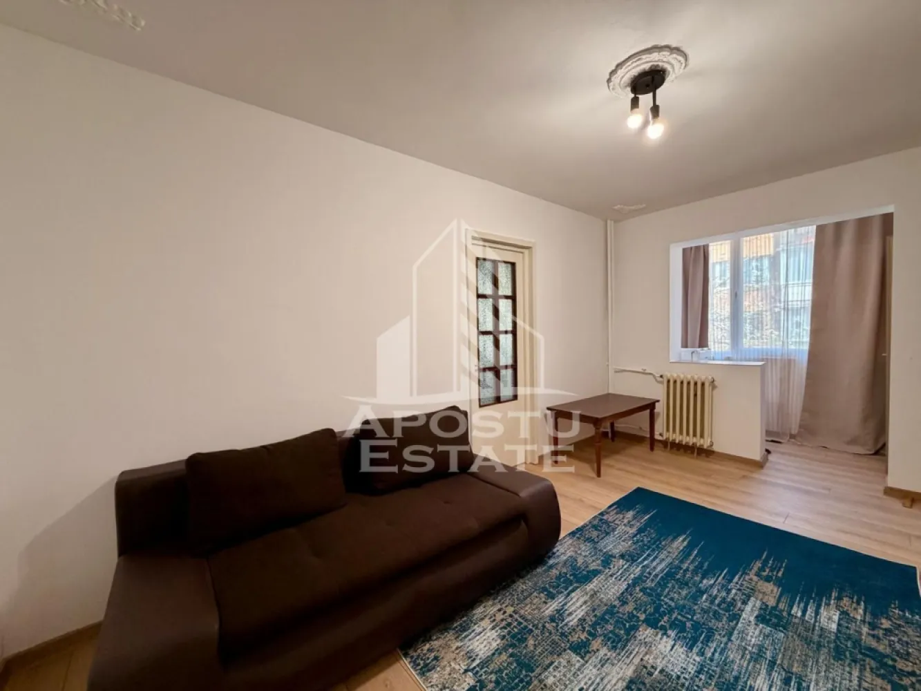 Apartament cu 2 camere de inchiriat, Complex Studentesc, Timisoara - Agentia imobiliara APOSTU ESTATE va propune spre inchiriere un apartament cu 2 camere spatios si luminos, situat in Complexul Studentesc, o zona linistita si bine pozitionata din Timisoara, potrivit pentru cupluri sau studenti care isi doresc o locuinta unde sa se simta confortabil si cu acces facil catre facultati, statii de autobuz si magazine.

Suprafață utilă: 45 mp
Compartimentare eficientă:
- Hol de acces
- Bucătărie complet mobilată și utilată, cu loc de luat masa
- Camera cu pat dublu si mini dressing
- Living luminos
- Baie prevazuta cu cada si aerisire artificiala

Confort și facilități:
- Incalzire apartament: Colterm
- Recent renovat
- Apartamentul este complet mobilat si utilat

Localizare: Zona Complex Studentesc – în apropiere de magazine, scoli, facultati si mijloace de transport în comun.

Ideal pentru:
- Studenti
- Cupluri

Preț chirie: 380€
Programeaza o vizionare pentru a-ti putea imagina viitorul aici!
ID intern: CP1889167