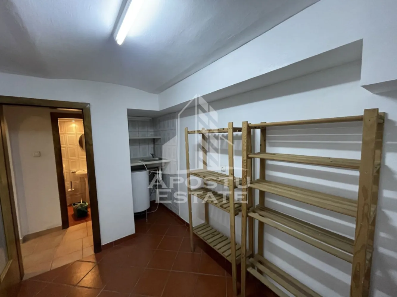 Spatiu pentru birouri, 2 incaperi, Zona Centrala/Parcul Copiilor. - APOSTU ESTATE va propune spre inchiriere un spatiu de birouri, cu douca incaperi, Demisol, in zona Centrala/Parcul Copiilor.

Spatiul se desfasoara pe o suprafata de 50 mp, si este compartimentat astfel:
- Incapere suprafata mare in care se face accesul;
- incapere decomandata suprafata mica;
- grup sanitar;
- hol compartimentare
Dispune de incalzire prin aerconditionat si are contorizare separata pentru utilitati.
Intrarea este separata din curte comuna unde se ofera si doua locuri de parcare.
Situarea in demisolul cladirii ii ofera o foarte buna izolare termica, spatiul este calduros iarna si racoros vara.
Cladirea este amplasata in vecinatatea Parcului Copiilor si Pasajul Michelangelo.

Va asteptamcu drag la o vizionare!
CP1959573