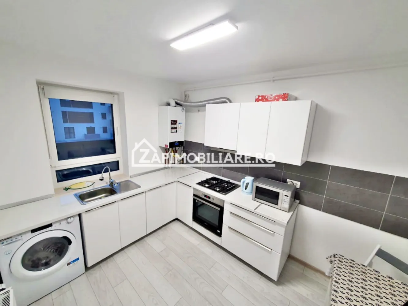 Apartament 1 camera in Bloc NOU,43mp.parcare, boxă la subsol - Contact 0774048706 Bogdan
De vânzare apartament 1 cameră in Bloc NOU confort 1, situat în cartierul Maurer, suprafață utilă de 43 mp, situat la etajul 6 din 6 cu 2 lifturi oferit de Zap Imobiliare 
Detalii: 
- 1 dormitor, 1 bucătărie, 1 baie, 1 balcon deschis cu suprafata de 11 mp, 1 hol, 1 boxă la subsol
- centrală termică, calorifere, geamuri termopan, ușă metalică.
- masina de spalat rufe, frigider, aragaz, 
- posibilitate parcare privată la pretul de 7.000 euro
Proprietatea se află într-o zonă cu un confort deosebit, datorită amplasării în imediata apropiere a tot ceea ce înseamnă viață modernă, și anume: mijloace de transport în comun, magazine, unități de învățământ de toate gradele, piață, parc, bănci, farmacii, s.a.
Locuința se vinde partial mobilată și utilată la prețul de 89.500 Euro negociabil. Comisionul este ZERO!
Contact 0774048706 Bogdan
Posibilitate preluare chiriași 
Dacă vă place această ofertă - sau pentru alte informații sunați la numărul de contact din anunț! 
Compania Zap Imobiliare vă pune la dispoziție toate informațiile, actele și documentele necesare alături de asistență și consiliere permanentă până la finalizarea achiziției imobiliare. Ne dorim să îți oferim cea mai plăcută experiență, îndeplinim vise cu pereți!
