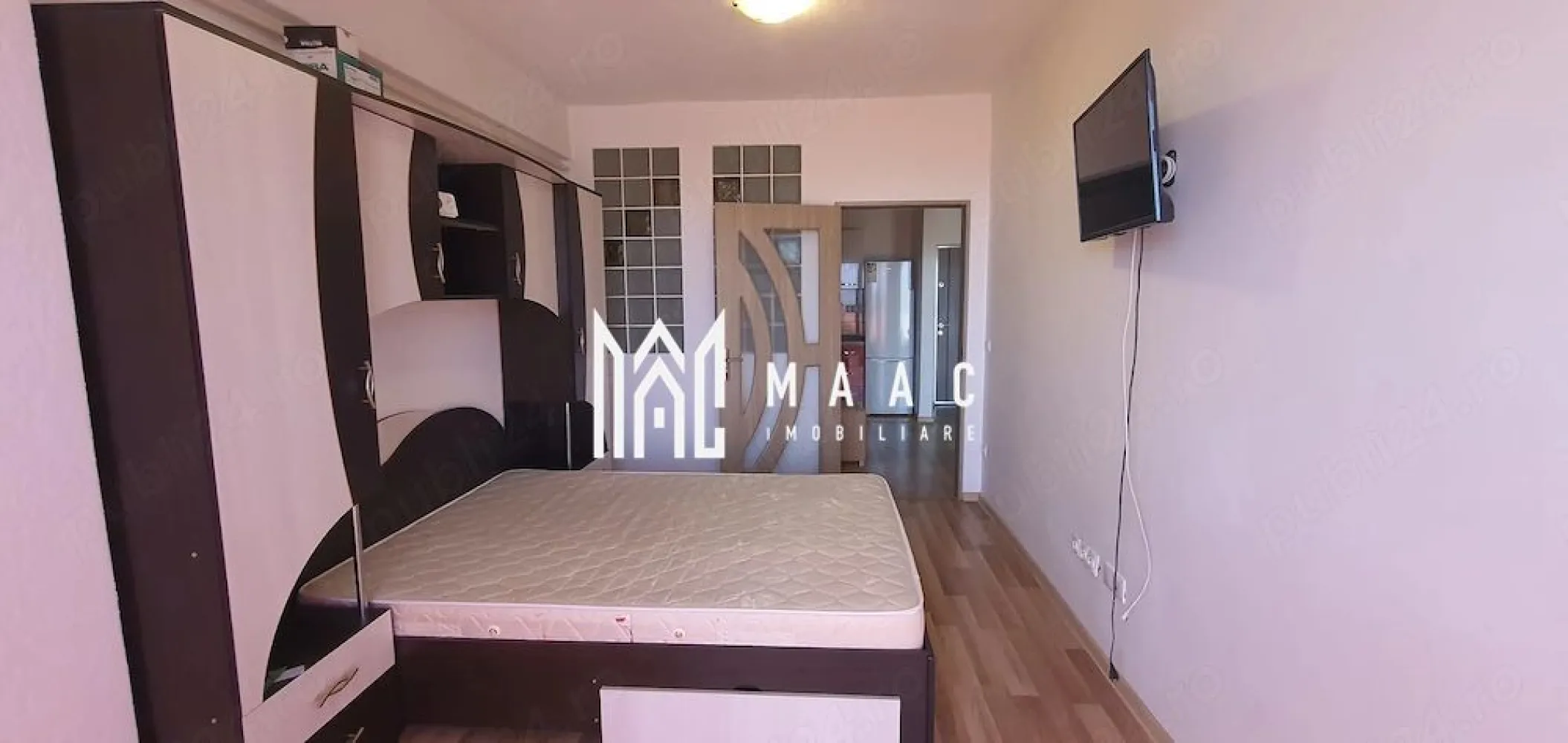 Apartament 2 camere decomandate | 45 mp | Etaj 7 | Doamna Stanca - MAAC Imobiliare vă propune spre vânzare un apartament cu 2 camere decomandate, situat pe strada Doamna Stanca, într-un imobil modern din Sibiu. Caracteristici principale Suprafață utilă: 45,03 mp compartimentare decomandată situat într-un bloc cu 10 etaje imobil prevăzut cu 2 lifturi (pentru confort și siguranță) Avantaje compartimentare eficientă, ideală pentru locuit sau investiție bloc dotat cu două lifturi, asigurând acces facil zonă în dezvoltare, cu acces rapid către puncte de interes Preț: 90.000 € (ușor negociabil) Apartamentul reprezintă o alegere excelentă pentru cei care caută o locuință practică sau o investiție sigură. Pentru mai multe detalii sau pentru programarea unei vizionări, vă rugăm să ne contactați și să menționați ID-ul proprietății: CP3005787. }}
