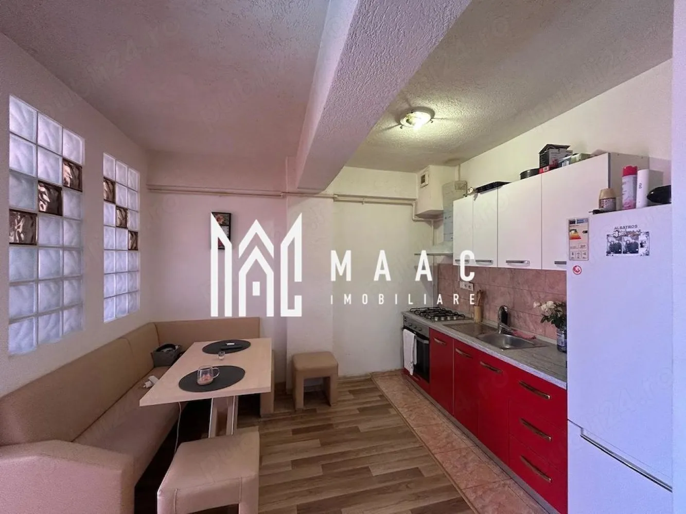 Apartament 2 camere decomandate | 45 mp | Etaj 7 | Doamna Stanca - MAAC Imobiliare vă propune spre vânzare un apartament cu 2 camere decomandate, situat pe strada Doamna Stanca, într-un imobil modern din Sibiu. Caracteristici principale Suprafață utilă: 45,03 mp compartimentare decomandată situat într-un bloc cu 10 etaje imobil prevăzut cu 2 lifturi (pentru confort și siguranță) Avantaje compartimentare eficientă, ideală pentru locuit sau investiție bloc dotat cu două lifturi, asigurând acces facil zonă în dezvoltare, cu acces rapid către puncte de interes Preț: 90.000 € (ușor negociabil) Apartamentul reprezintă o alegere excelentă pentru cei care caută o locuință practică sau o investiție sigură. Pentru mai multe detalii sau pentru programarea unei vizionări, vă rugăm să ne contactați și să menționați ID-ul proprietății: CP3005787. }}