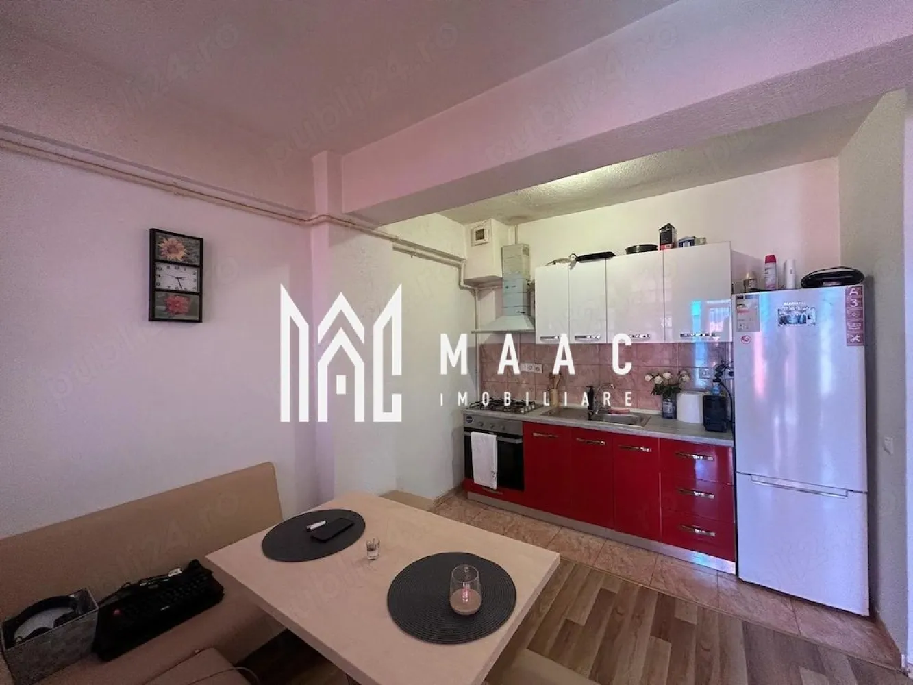 Apartament 2 camere decomandate | 45 mp | Etaj 7 | Doamna Stanca - MAAC Imobiliare vă propune spre vânzare un apartament cu 2 camere decomandate, situat pe strada Doamna Stanca, într-un imobil modern din Sibiu. Caracteristici principale Suprafață utilă: 45,03 mp compartimentare decomandată situat într-un bloc cu 10 etaje imobil prevăzut cu 2 lifturi (pentru confort și siguranță) Avantaje compartimentare eficientă, ideală pentru locuit sau investiție bloc dotat cu două lifturi, asigurând acces facil zonă în dezvoltare, cu acces rapid către puncte de interes Preț: 90.000 € (ușor negociabil) Apartamentul reprezintă o alegere excelentă pentru cei care caută o locuință practică sau o investiție sigură. Pentru mai multe detalii sau pentru programarea unei vizionări, vă rugăm să ne contactați și să menționați ID-ul proprietății: CP3005787. }}