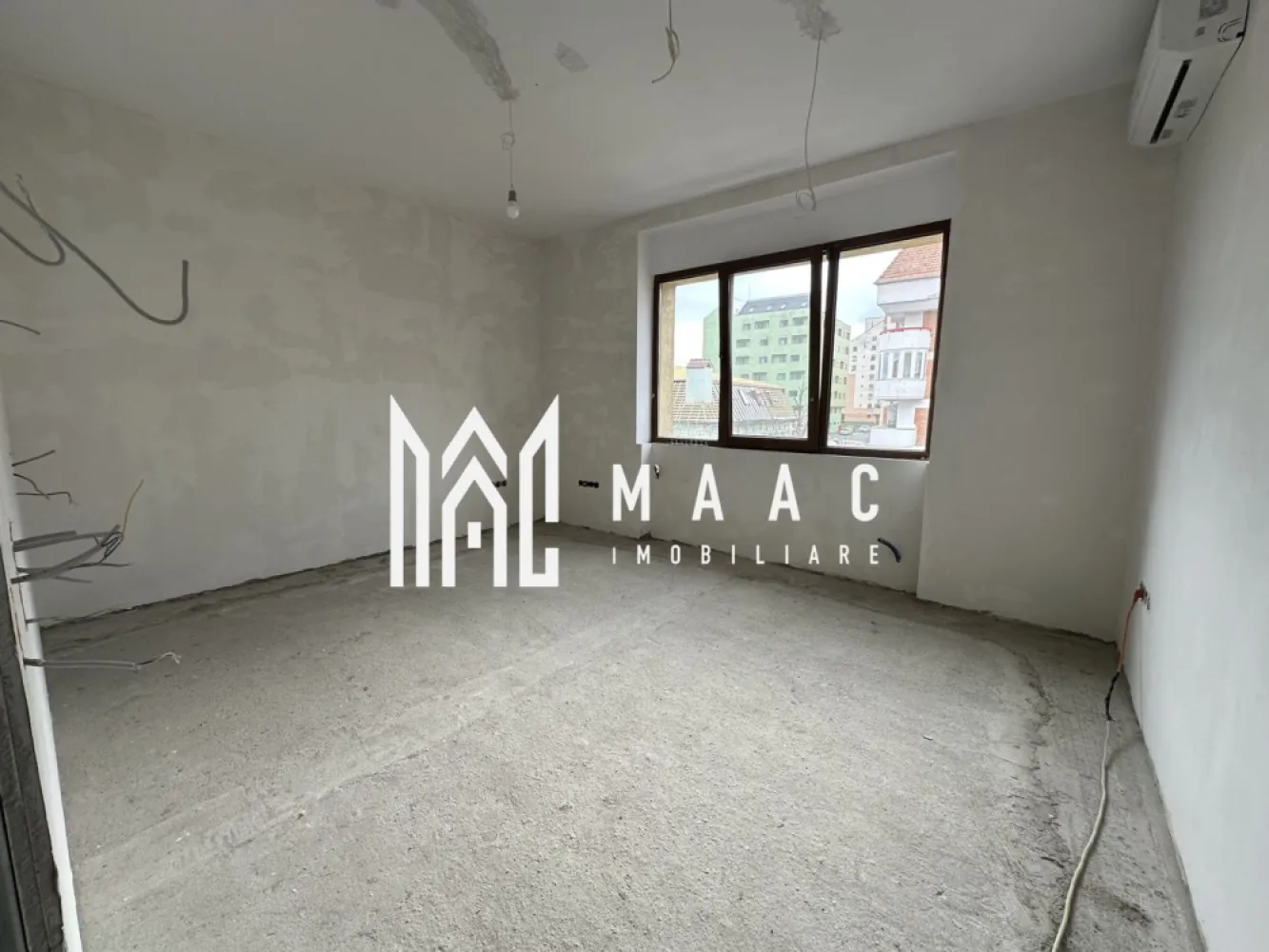 Apartament La Casă | 3 Camere | Curte Proprie | Încălzire In Pardoseală - MAAC Imobiliare vă propune spre vânzare un apartament la casă, modern și bine compartimentat, situat în Sibiu, ideal pentru cei care își doresc confortul unei locuințe cu curte proprie. Compartimentare 2 dormitoare living cu bucătărie open-space baie balcon curte proprie Dotări și finisaje încălzire în pardoseală aer condiționat ferestre termopan premium (7 camere, 3 foi de sticlă) videointerfon sistem electric smart Stadiu de predare se predă la stadiul de alb posibilitate de predare la cheie, în funcție de preferințele cumpărătorului Avantaje locuință tip casă, cu intimitate și spațiu exterior compartimentare practică și modernă dotări de ultimă generație ideal pentru locuit sau investiție Această proprietate este alegerea perfectă pentru cei care caută confort, tehnologie și flexibilitate în amenajare. Pentru mai multe detalii sau pentru programarea unei vizionări, vă rugăm să ne contactați și să menționați ID-ul proprietății: CP2962653. }}