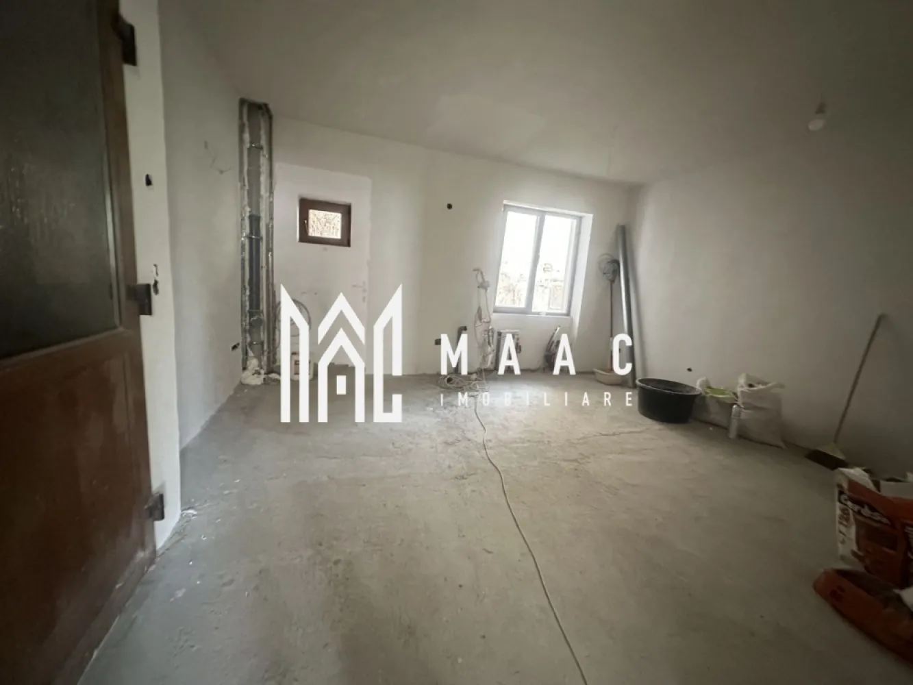 Apartament La Casă | 3 Camere | Curte Proprie | Încălzire In Pardoseală - MAAC Imobiliare vă propune spre vânzare un apartament la casă, modern și bine compartimentat, situat în Sibiu, ideal pentru cei care își doresc confortul unei locuințe cu curte proprie. Compartimentare 2 dormitoare living cu bucătărie open-space baie balcon curte proprie Dotări și finisaje încălzire în pardoseală aer condiționat ferestre termopan premium (7 camere, 3 foi de sticlă) videointerfon sistem electric smart Stadiu de predare se predă la stadiul de alb posibilitate de predare la cheie, în funcție de preferințele cumpărătorului Avantaje locuință tip casă, cu intimitate și spațiu exterior compartimentare practică și modernă dotări de ultimă generație ideal pentru locuit sau investiție Această proprietate este alegerea perfectă pentru cei care caută confort, tehnologie și flexibilitate în amenajare. Pentru mai multe detalii sau pentru programarea unei vizionări, vă rugăm să ne contactați și să menționați ID-ul proprietății: CP2962653. }}