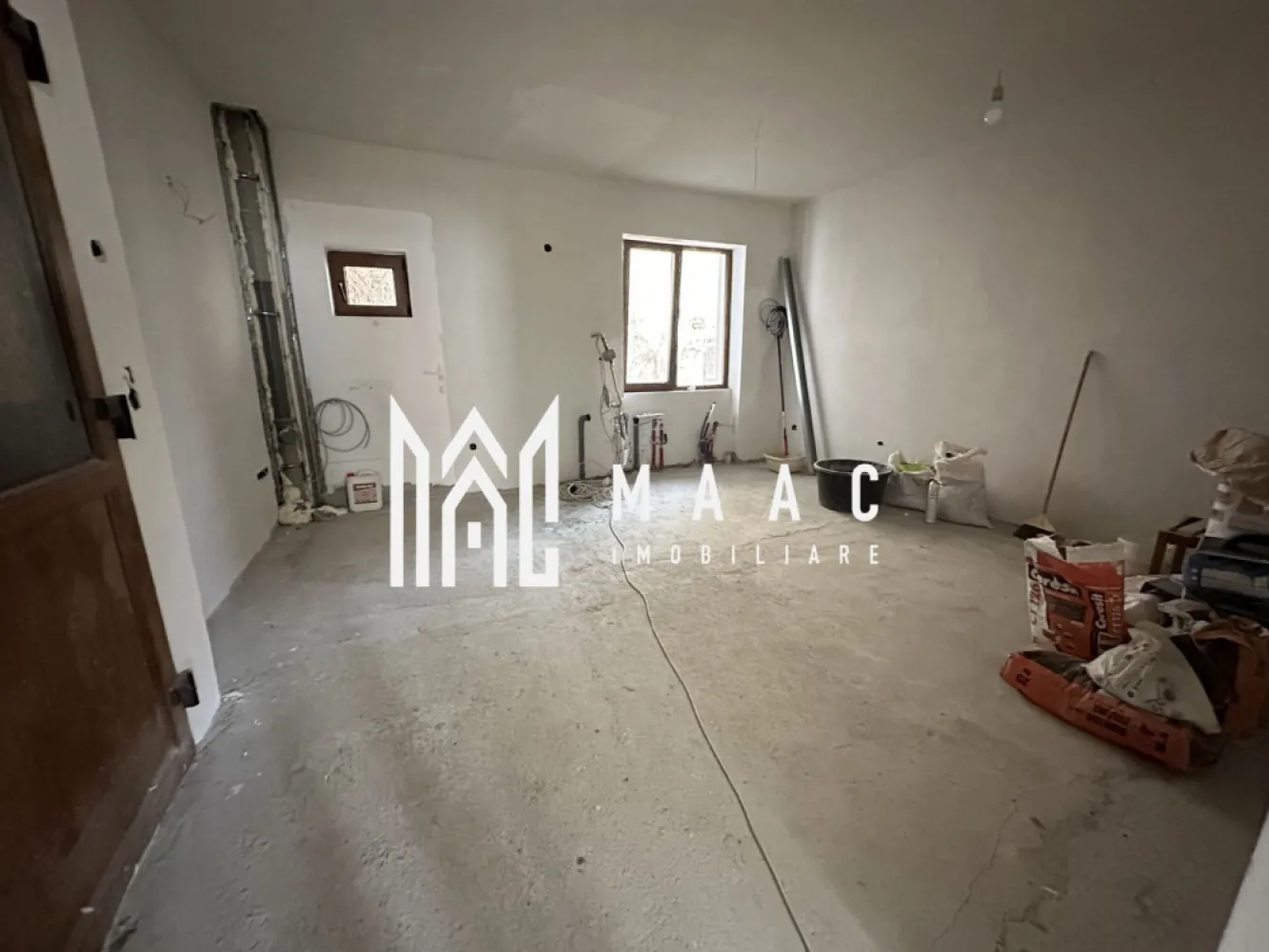 Apartament La Casă | 3 Camere | Curte Proprie | Încălzire In Pardoseală - MAAC Imobiliare vă propune spre vânzare un apartament la casă, modern și bine compartimentat, situat în Sibiu, ideal pentru cei care își doresc confortul unei locuințe cu curte proprie. Compartimentare 2 dormitoare living cu bucătărie open-space baie balcon curte proprie Dotări și finisaje încălzire în pardoseală aer condiționat ferestre termopan premium (7 camere, 3 foi de sticlă) videointerfon sistem electric smart Stadiu de predare se predă la stadiul de alb posibilitate de predare la cheie, în funcție de preferințele cumpărătorului Avantaje locuință tip casă, cu intimitate și spațiu exterior compartimentare practică și modernă dotări de ultimă generație ideal pentru locuit sau investiție Această proprietate este alegerea perfectă pentru cei care caută confort, tehnologie și flexibilitate în amenajare. Pentru mai multe detalii sau pentru programarea unei vizionări, vă rugăm să ne contactați și să menționați ID-ul proprietății: CP2962653. }}