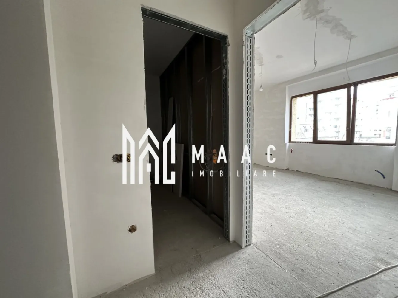 Apartament La Casă | 3 Camere | Curte Proprie | Încălzire In Pardoseală - MAAC Imobiliare vă propune spre vânzare un apartament la casă, modern și bine compartimentat, situat în Sibiu, ideal pentru cei care își doresc confortul unei locuințe cu curte proprie. Compartimentare 2 dormitoare living cu bucătărie open-space baie balcon curte proprie Dotări și finisaje încălzire în pardoseală aer condiționat ferestre termopan premium (7 camere, 3 foi de sticlă) videointerfon sistem electric smart Stadiu de predare se predă la stadiul de alb posibilitate de predare la cheie, în funcție de preferințele cumpărătorului Avantaje locuință tip casă, cu intimitate și spațiu exterior compartimentare practică și modernă dotări de ultimă generație ideal pentru locuit sau investiție Această proprietate este alegerea perfectă pentru cei care caută confort, tehnologie și flexibilitate în amenajare. Pentru mai multe detalii sau pentru programarea unei vizionări, vă rugăm să ne contactați și să menționați ID-ul proprietății: CP2962653. }}